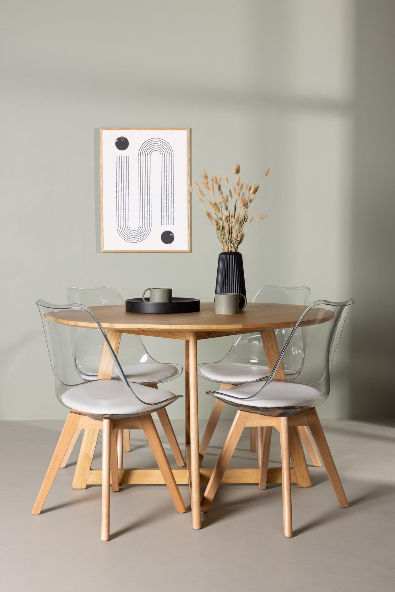 Erleben Sie das Yadikon Esszimmerset + Edvin von Venture Home: stilvoller klappbarer Tisch, vier komfortable Stühle, ideal für jeden Anlass.