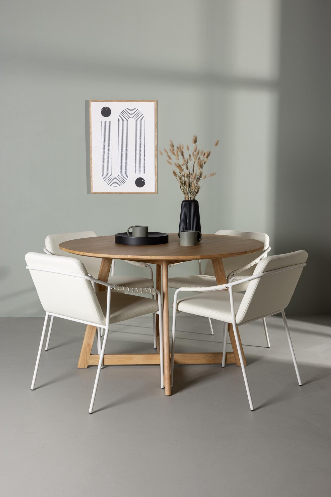 Stilvolles Yadikon Esszimmerset mit elegantem runden Tisch und komfortablen Tvist Ledersesseln, perfekt für gesellige Essmomente.