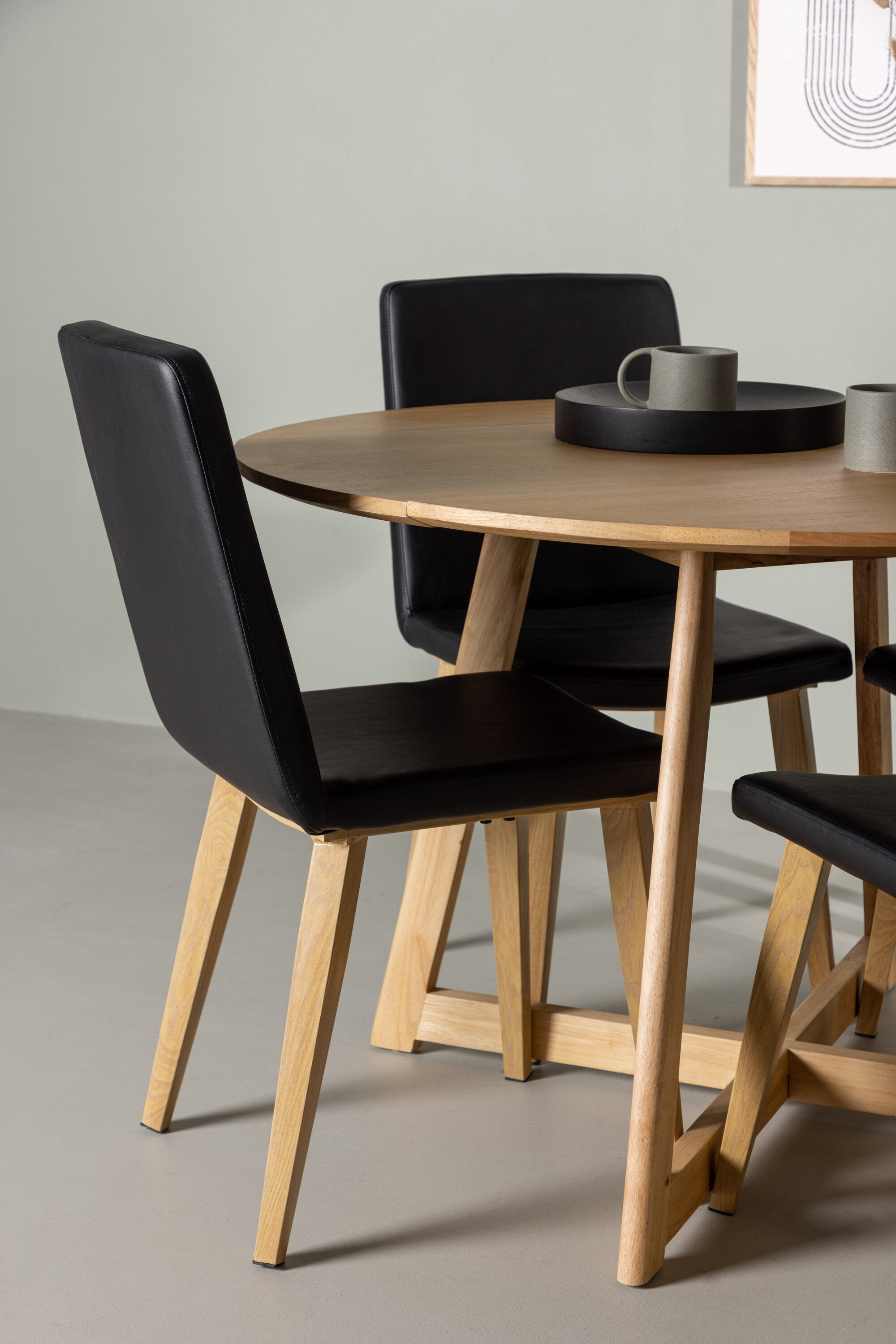 Yadikon Esszimmerset + Today ⌀120cm/4St. in Schwarz, Natur präsentiert im Onlineshop von KAQTU Design AG. Esszimmerset ist von Venture Home