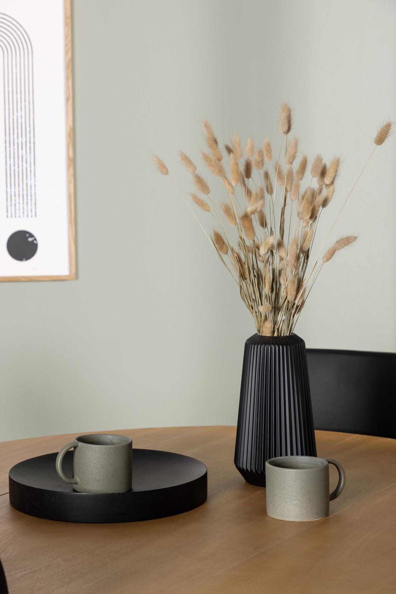 Stilvolles Yadikon Esszimmerset von Venture Home: Robuster Gummibaumholz-Tisch und elegante Today-Stühle für gesellige Momente.