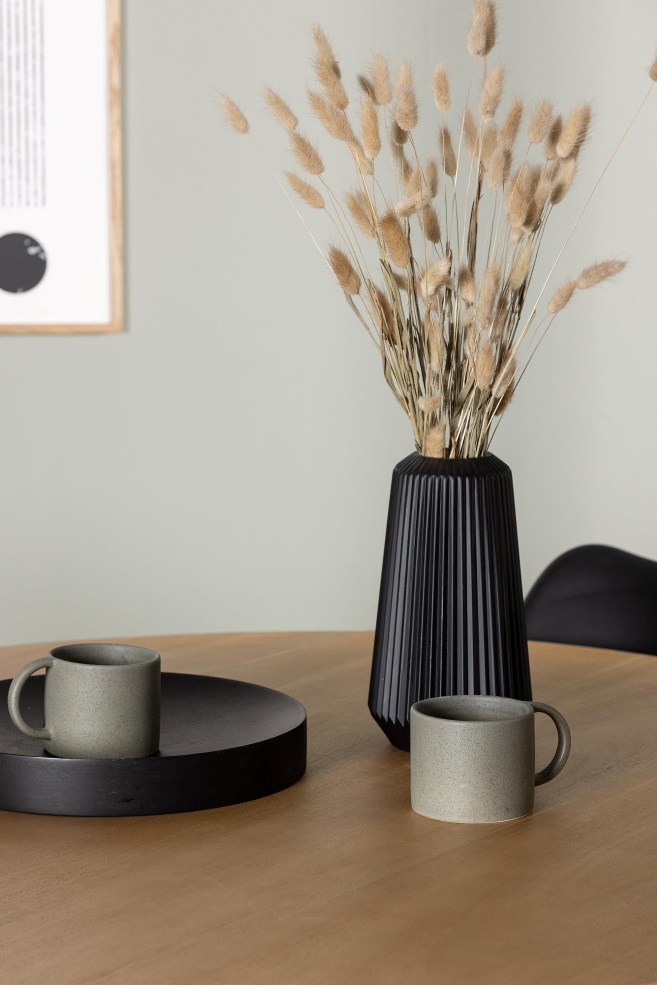 Elegantes Yadikon Esszimmerset mit flexiblem Tisch und 4 komfortablen Zeno-Stühlen. Stilvoll, funktional und luxuriös.