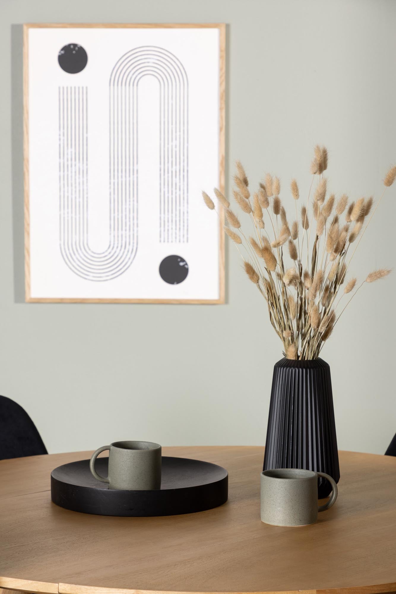 Elegantes Yadikon Esszimmerset mit runden Tisch und bequemen Polar-Stühlen. Ideal für gesellige Abende und stilvolle Esskultur.