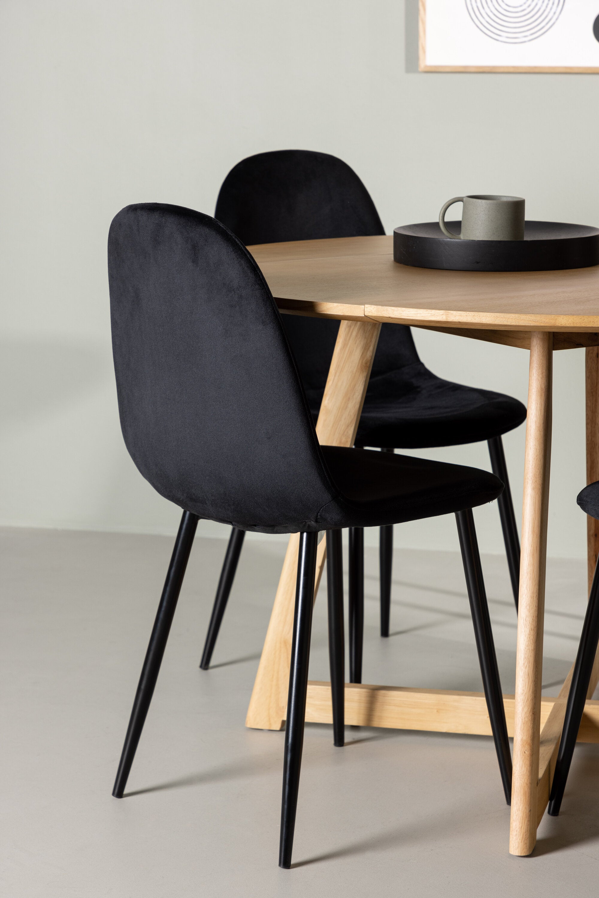 Yadikon Esszimmerset + Polar ⌀120cm/4St. in Schwarz präsentiert im Onlineshop von KAQTU Design AG. Esszimmerset ist von Venture Home