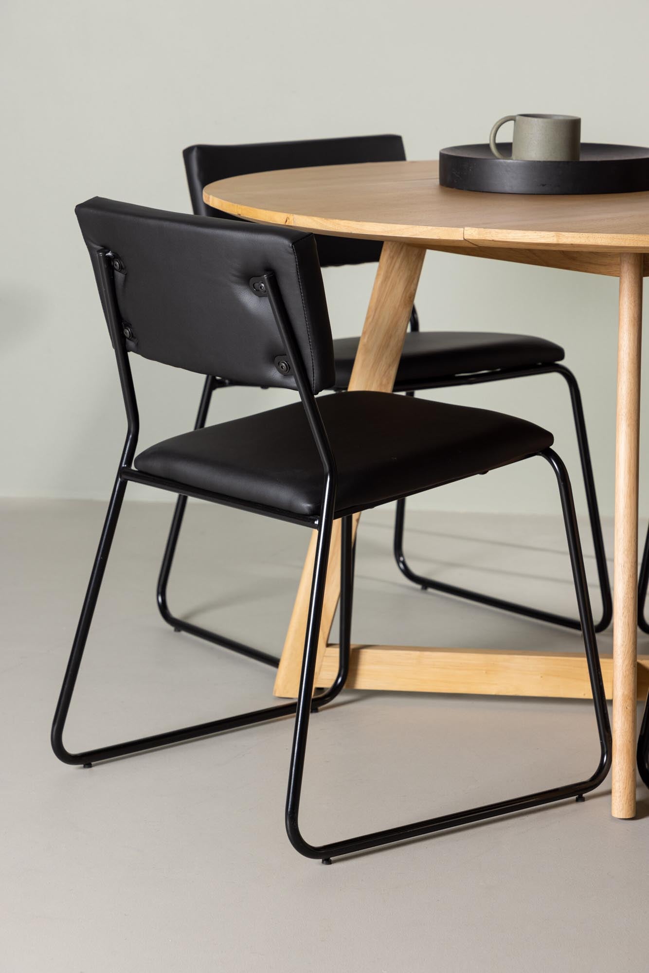 Elegantes Yadikon Esszimmerset mit 120 cm runden Tisch und 4 komfortablen Kenth-Stühlen. Perfekt für stilvolle Esszimmer und gesellige Runden.