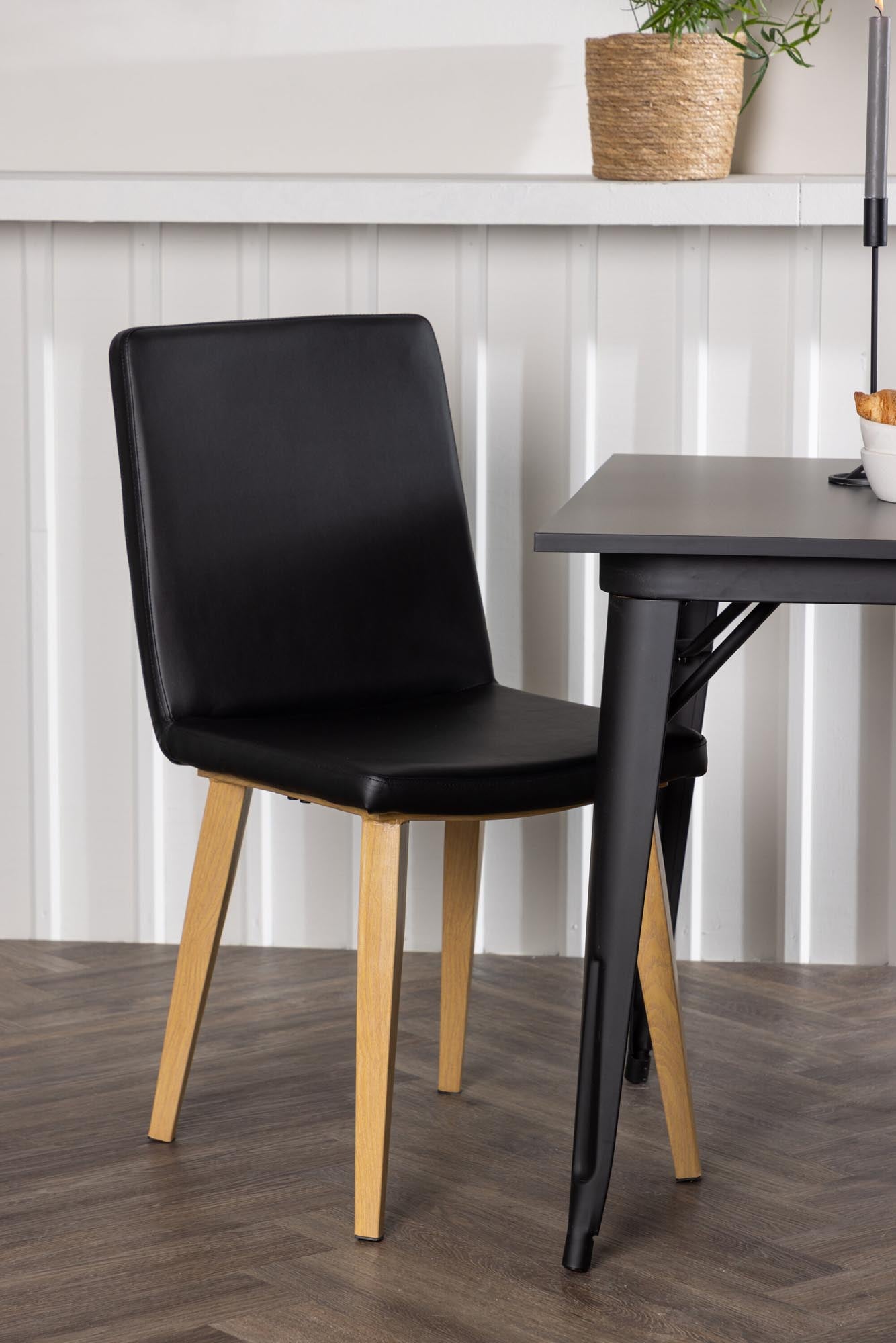 Elegantes Esszimmerset von Venture Home: Quadratischer Tisch (80x80 cm) und 2 stilvolle Stühle, ideal für gemütliche Runden in skandinavischem Design.