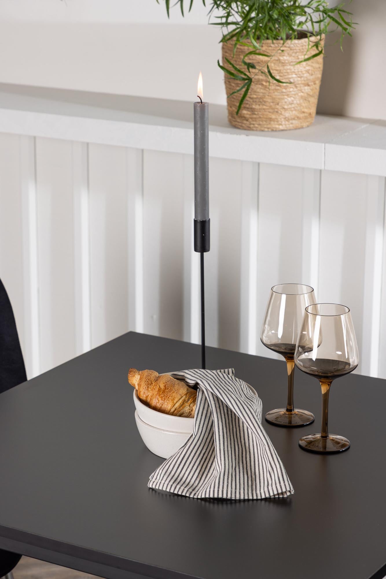 Stilvolles Esszimmerset mit quadratischem 80x80 cm Tisch und bequemen Polar-Stühlen. Ideal für gesellige Abende und kleine Räume.