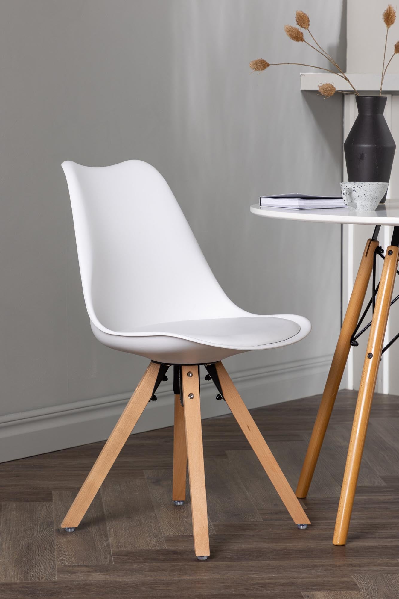 Elegantes Danburi Esszimmerset mit Zeno Tisch für moderne Räume.