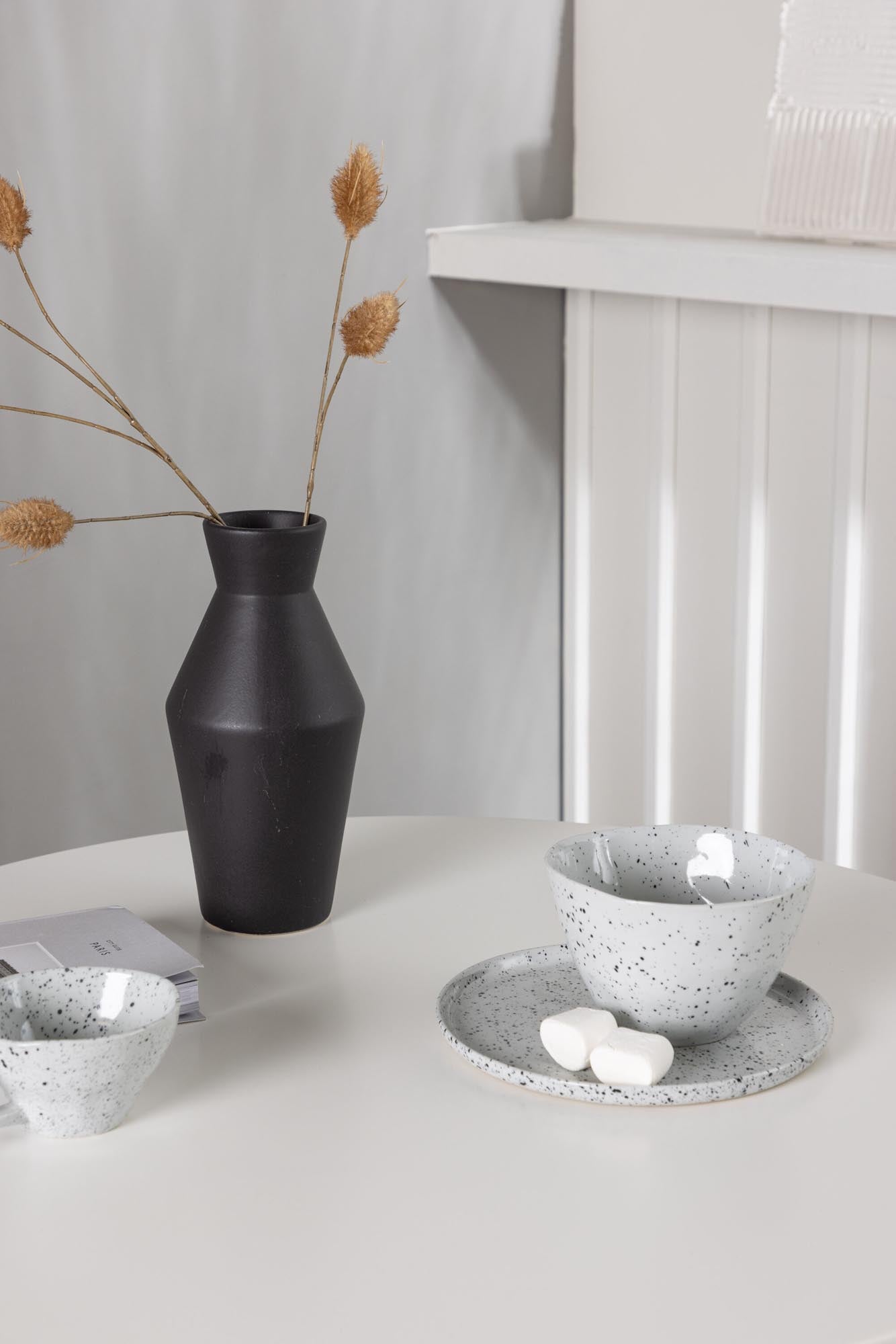 Stilvolles Danburi Esstischset mit Zeno Stühlen, ideal für gemütliche Dinner in kleinen Essbereichen. Hochwertige Materialien und modernes Design.