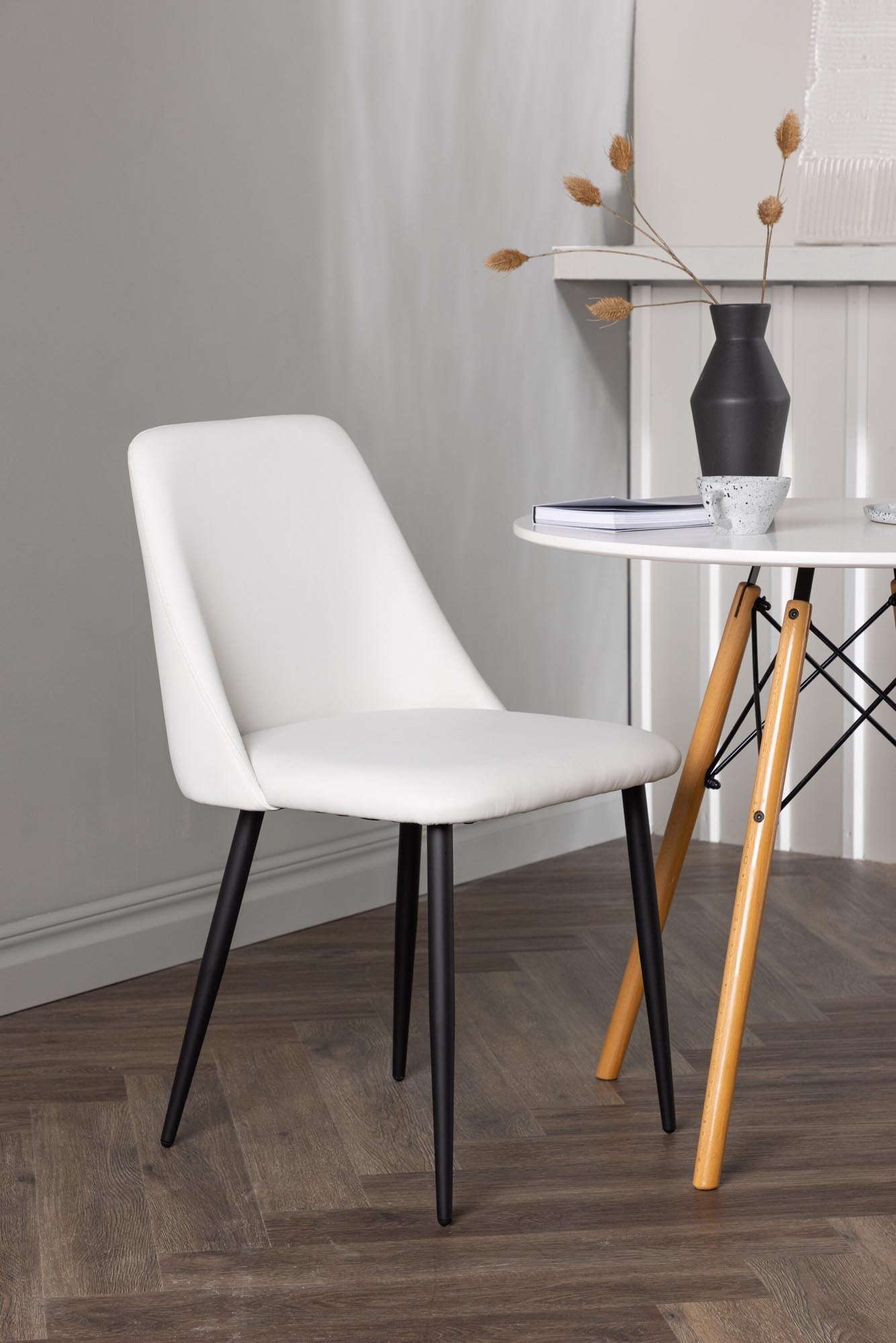 Stilvolles Danburi Esszimmerset mit rundem Tisch und Samtstühlen.