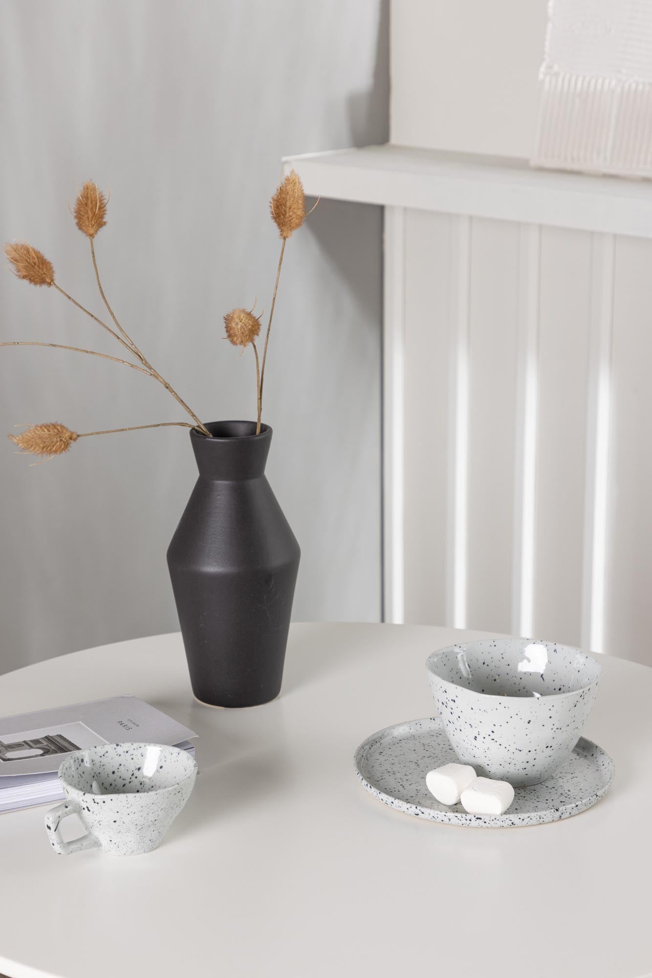 Elegantes Danburi Set: Runder Tisch & Samtstühle von Venture Home.