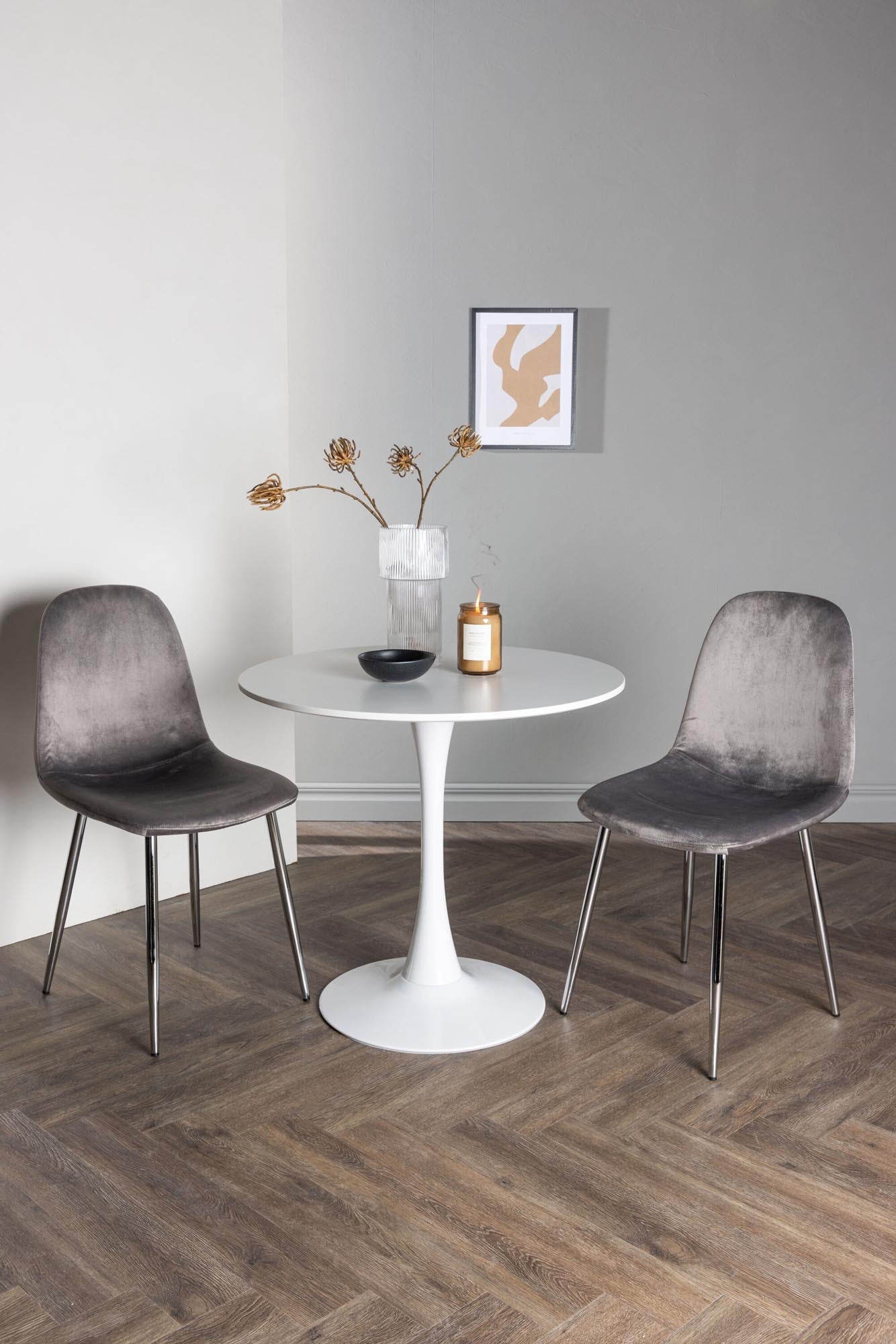 Stilvolles Esszimmerset mit elegantem runden Tisch aus MDF und gepolsterten Samtstühlen. Ideal für gemütliche Mahlzeiten und modernes Wohnen.