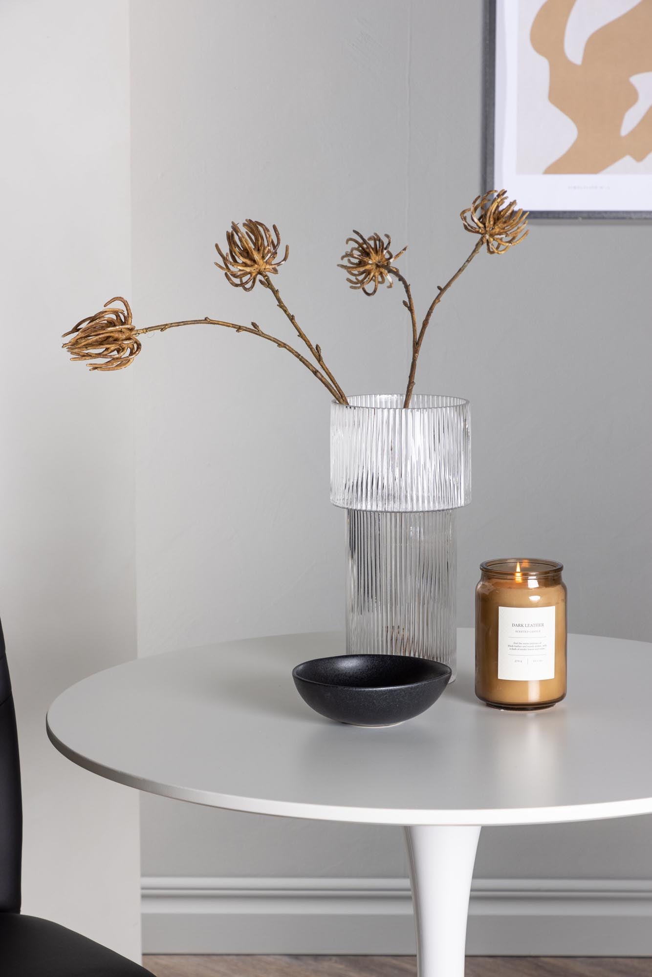 Elegantes Esszimmerset mit runden MDF-Tisch und stilvollen Kunstlederstühlen, ideal für kleine Küchen und einladende Essbereiche.