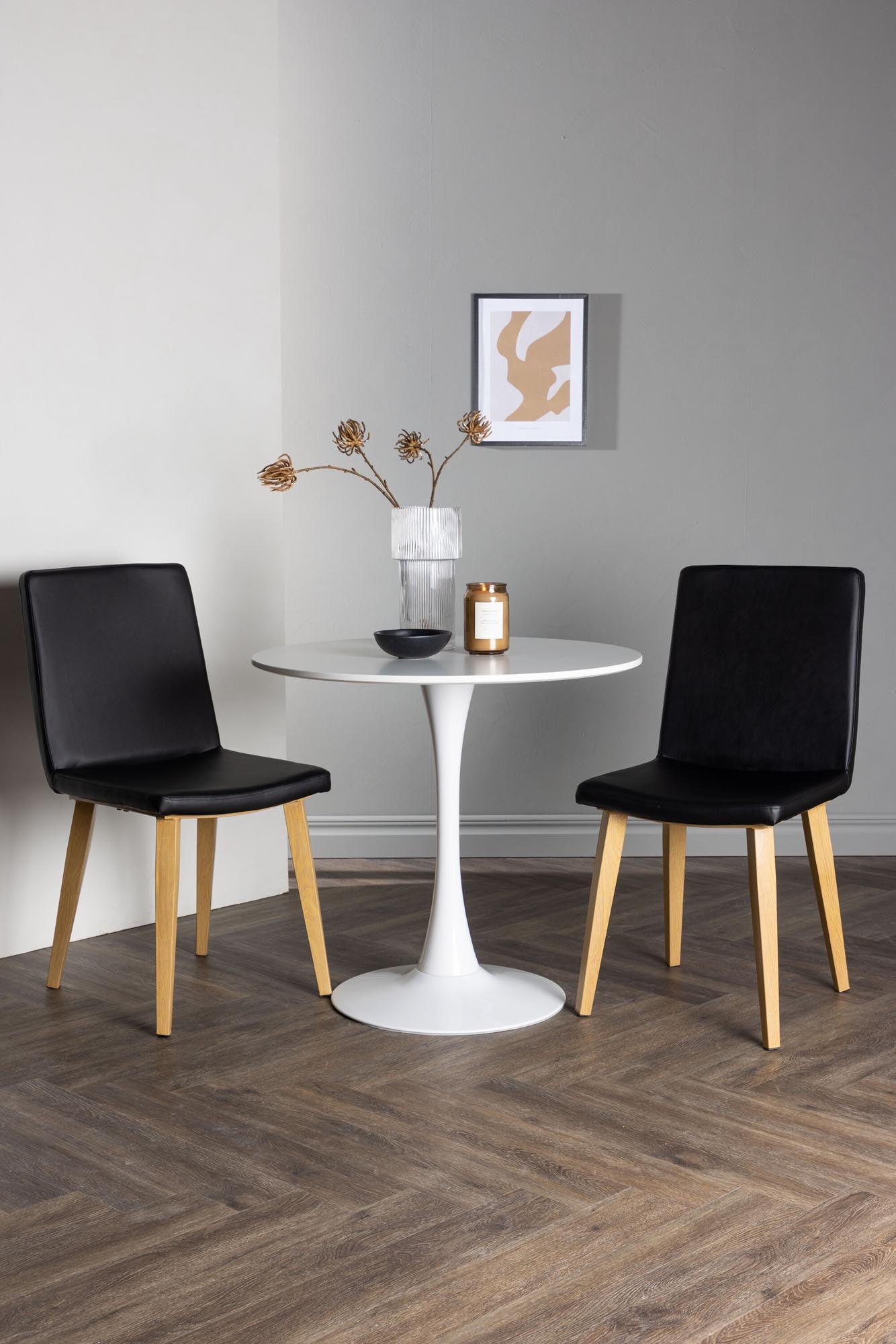 Elegantes Hamden Esszimmerset mit rundem Tisch von Venture Home.