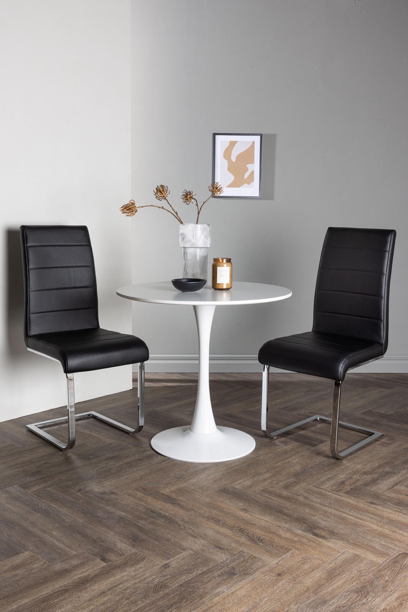 Stilvolles Esszimmerset: Runder Tisch aus pflegeleichtem MDF, stabiler Trompetenfuß, 2 elegante schwarze Stühle, perfekt für gesellige Runden.