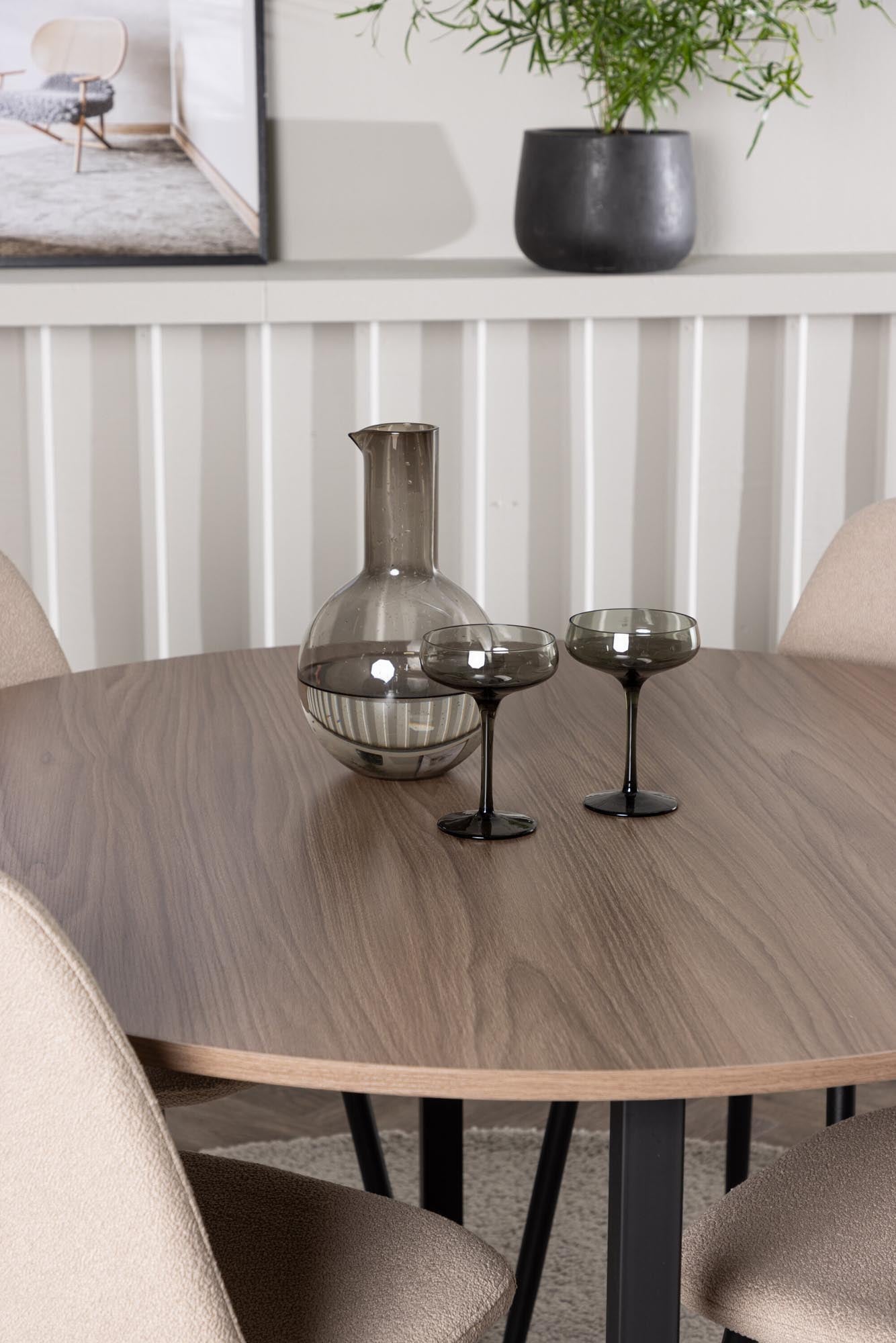 Das Esszimmerset Durango mit Polar Tisch (⌀120cm) und 4 Stühlen von Venture Home vereint modernes Design und Funktionalität.