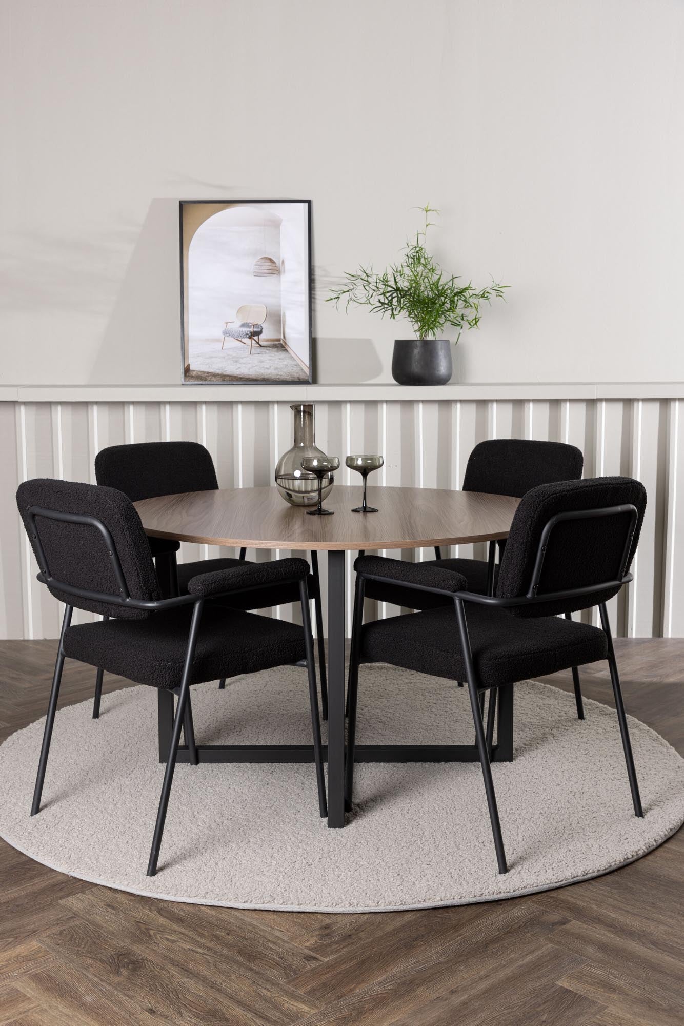 Elegantes Esszimmerset mit walnussfarbener Tischplatte und schwarzen Bouclé-Stühlen für gesellige Abende.