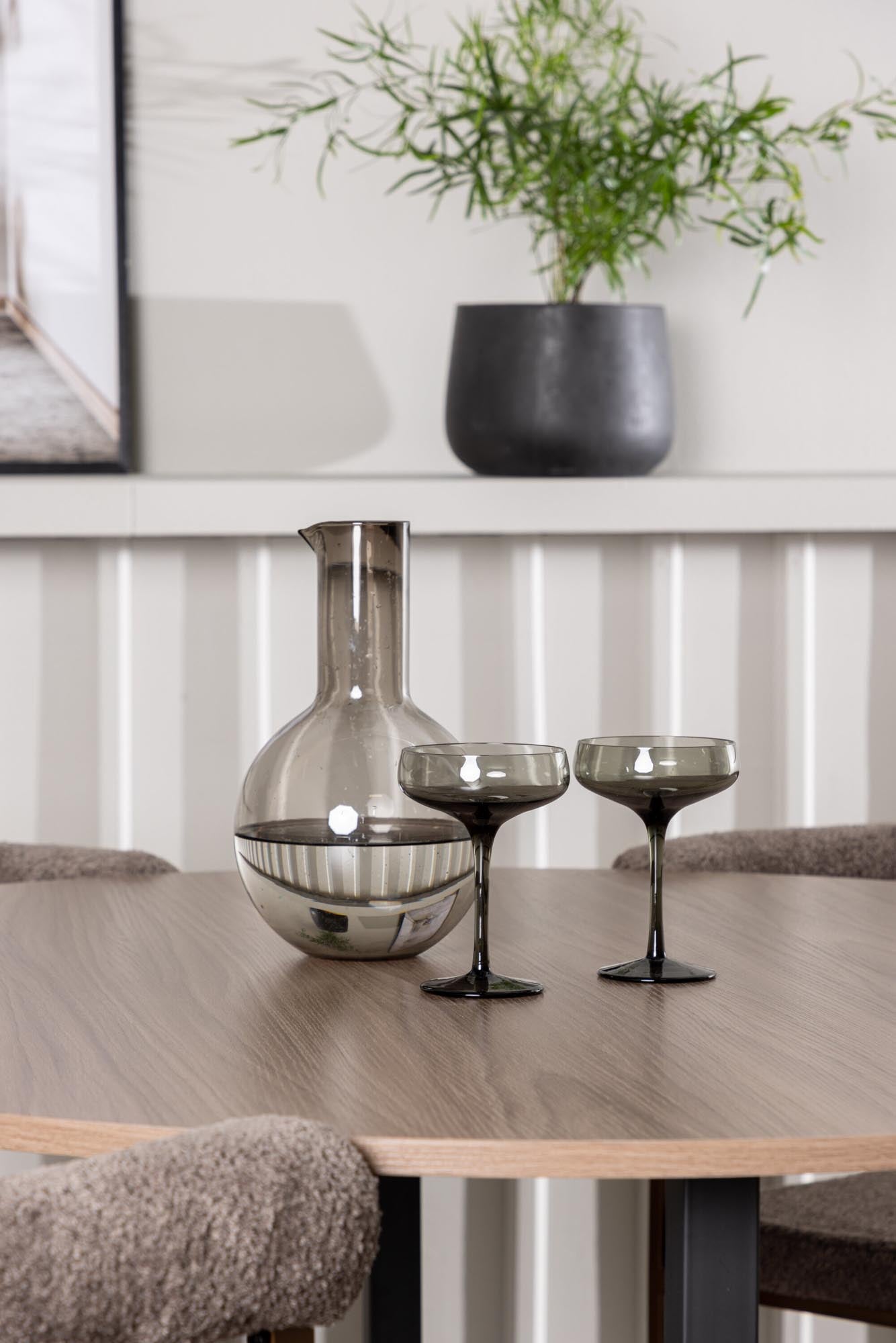 Modernes Esszimmerset mit runder Tischplatte und bequemen Stühlen. Ideal für gesellige Abende und stilvolle Einrichtung.