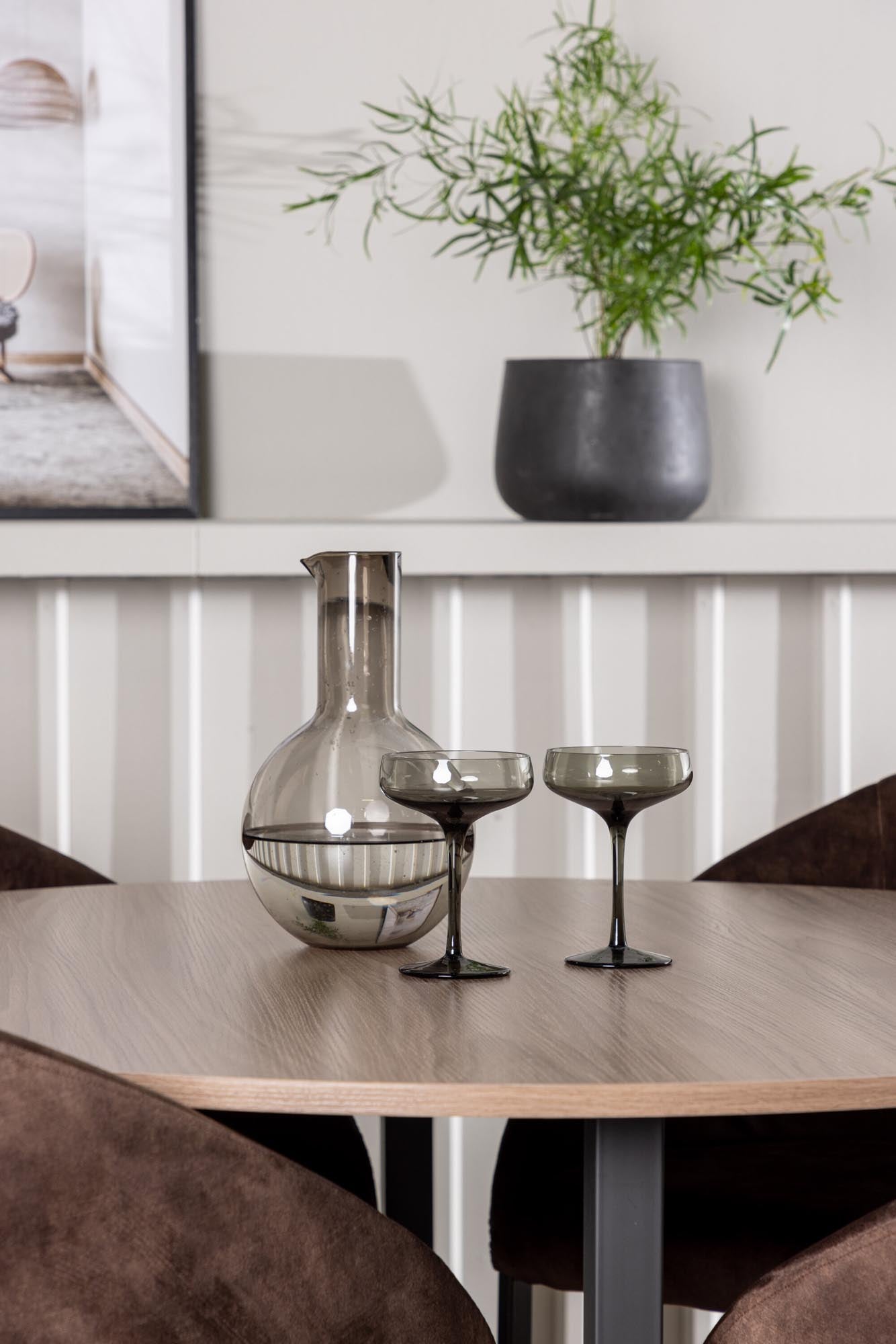 Erleben Sie das Durango Esszimmerset + Evening: Stilvolles skandinavisches Design mit eleganter Walnussoptik und komfortablen Stühlen für gesellige Momente.