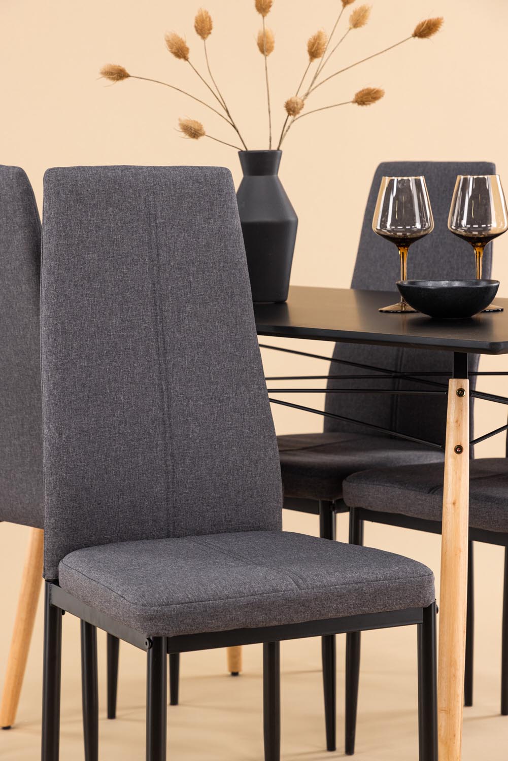 Danburi Esszimmerset + Petra ⌀80cm/4St. in Dunkelgrau präsentiert im Onlineshop von KAQTU Design AG. Esszimmerset ist von Venture Home