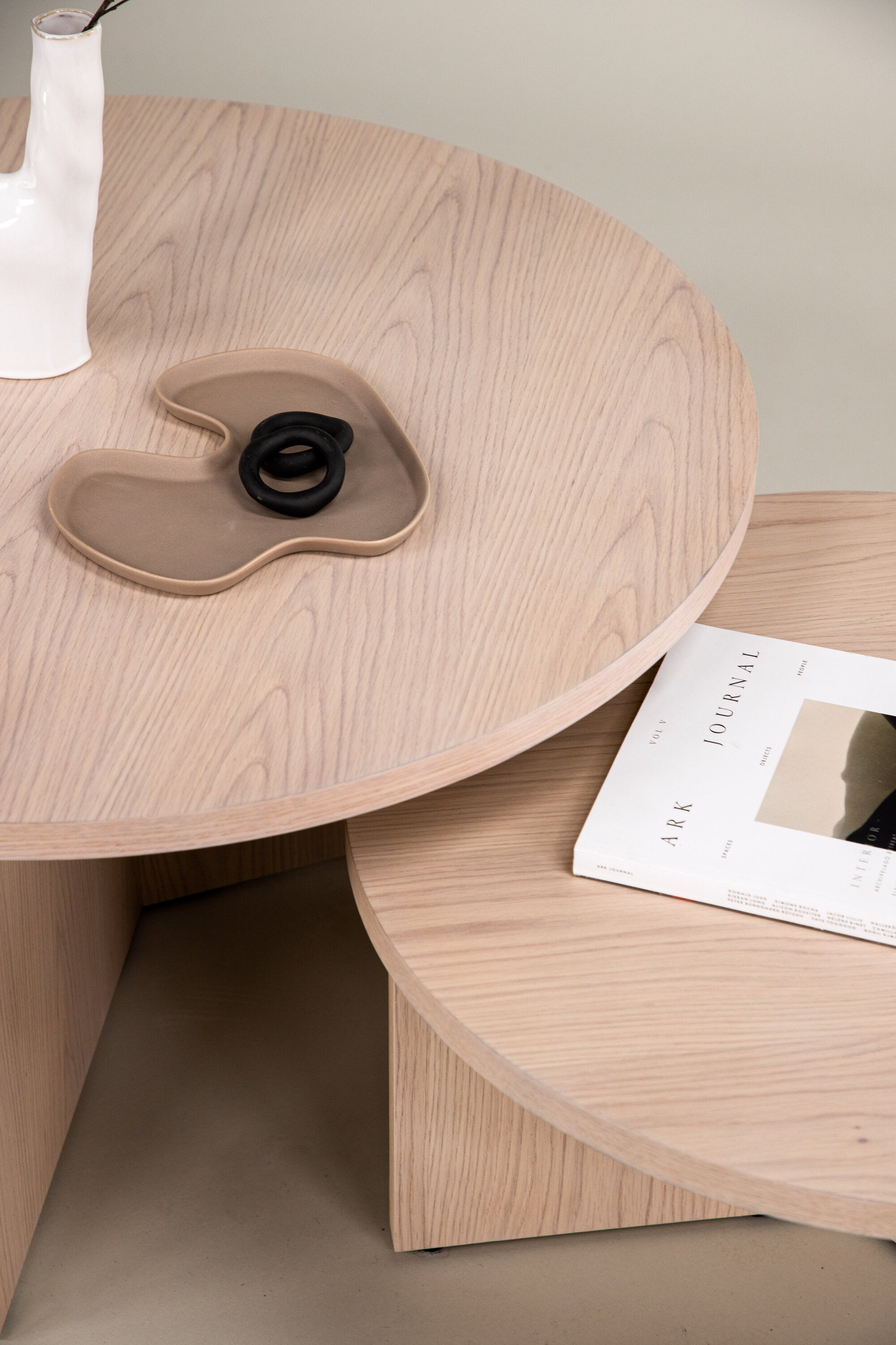 Saltö Coffee Tisch in Tünchen präsentiert im Onlineshop von KAQTU Design AG. Beistelltisch ist von Venture Home