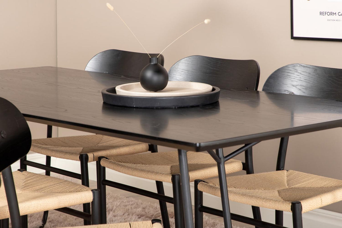 Esszimmer Set Petra mit Stuhl Polly von Venture Home: schwarzer Tisch aus MDF und Furnier mit sechs Stühlen mit Seilbespannung in Natur.