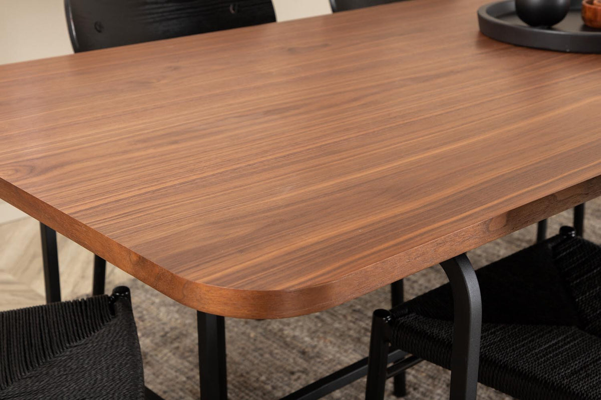 Esszimmer Set Uno mit Stuhl Polly: rechteckiger Tisch mit Walnuss-Furnierplatte und schwarzem Metallgestell, sechs Stühle mit schwarzem Seilsitz.