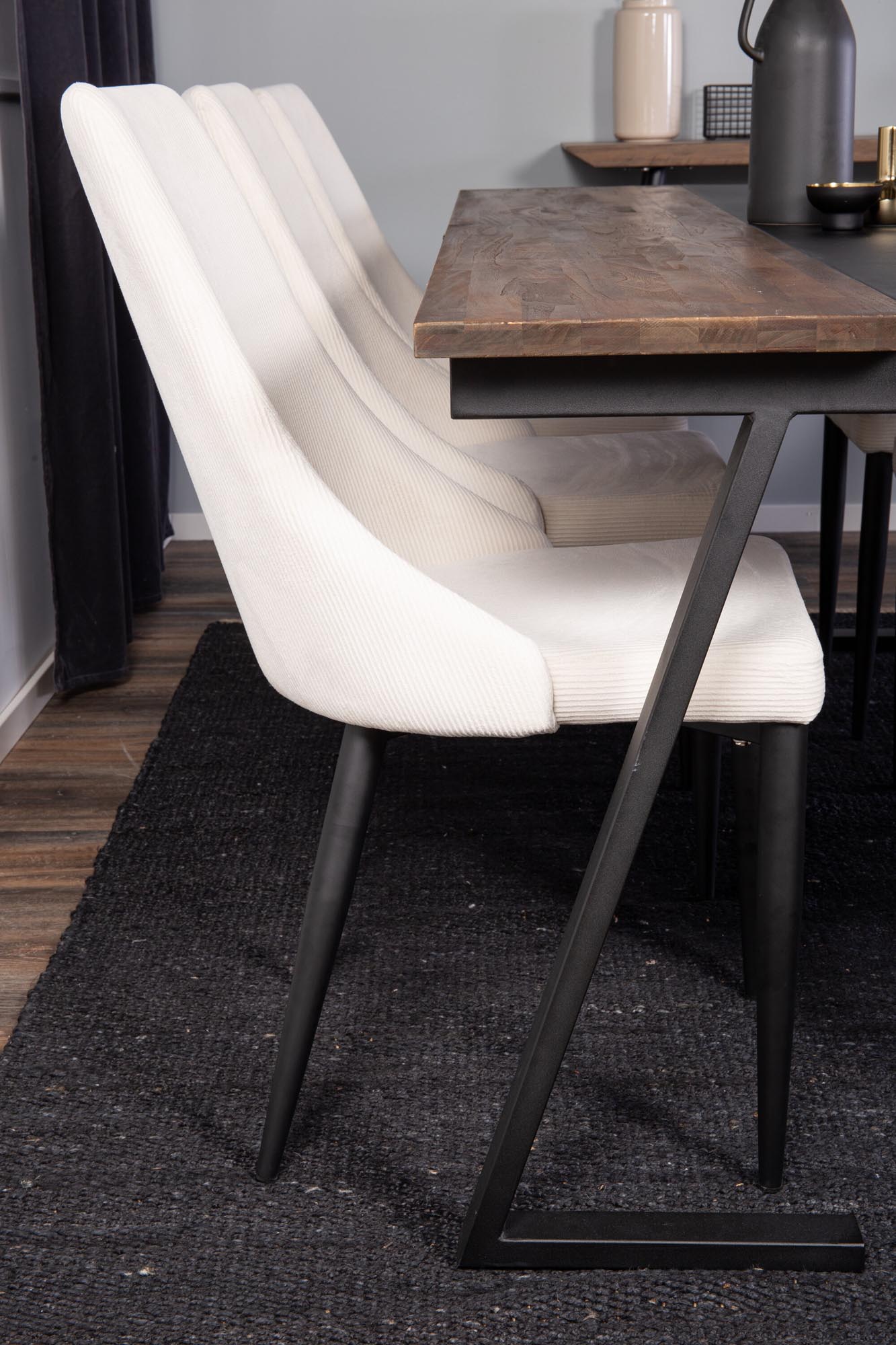 Esszimmer Set Jakarta mit komfortablen Leone Stühlen von Venture Home.