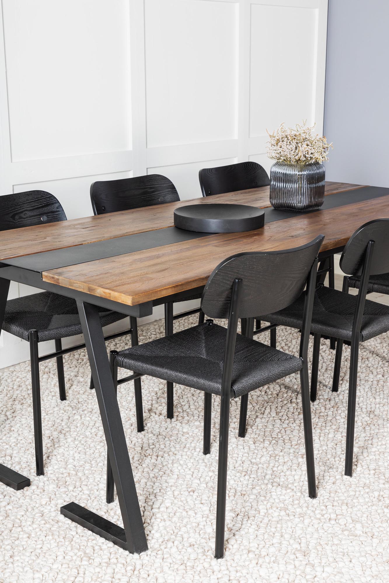 Esszimmer Set Jakarta mit Stuhl Polly in Dunkel Natur/Schwarz präsentiert im Onlineshop von KAQTU Design AG. Esszimmerset ist von Venture Home