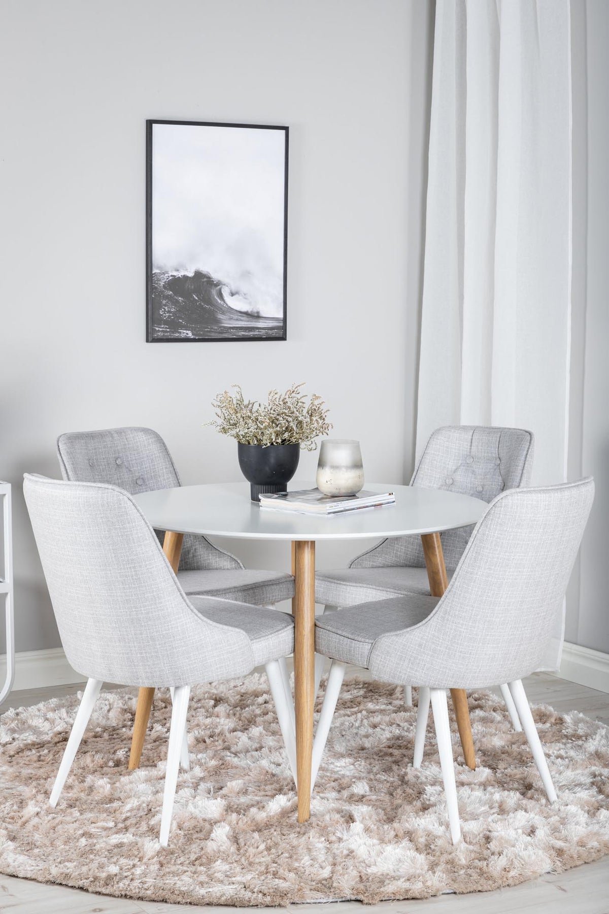Esszimmer Set Plaza von Venture Home: Esstisch mit MDF-Platte und Stahlgestell in Grau schwarz, dazu vier gepolsterte Velvet Deluxe Stühle.