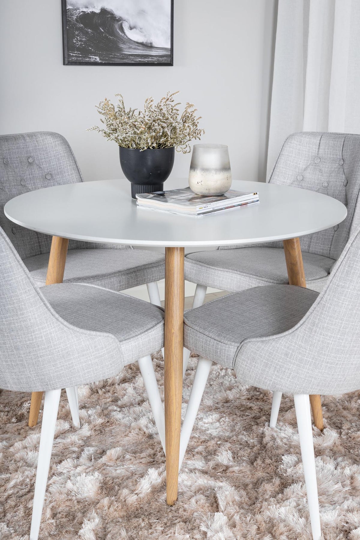 Esszimmer Set Plaza von Venture Home: Esstisch mit MDF-Platte und Stahlgestell in Grau schwarz, dazu vier gepolsterte Velvet Deluxe Stühle.