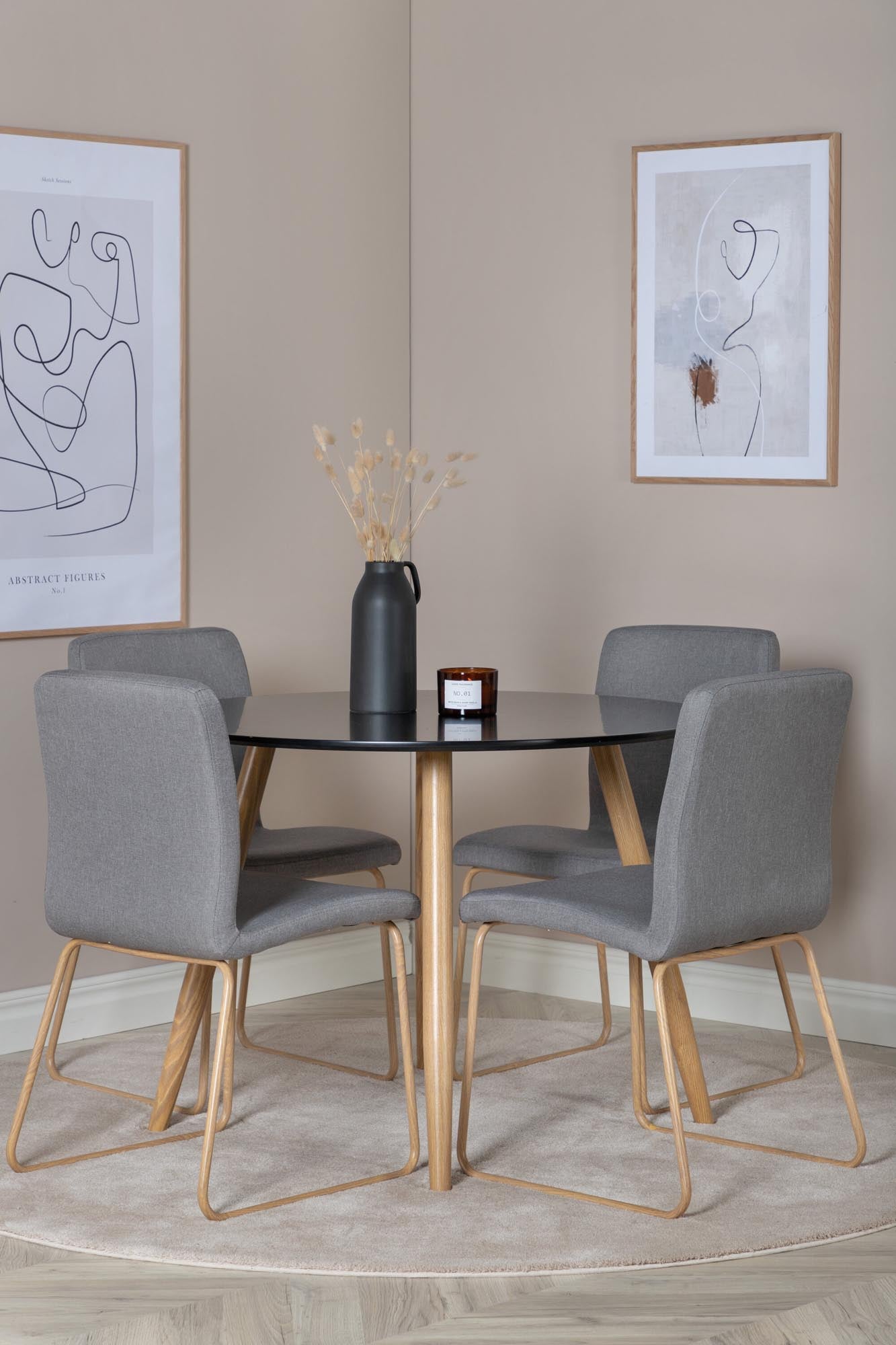 Elegantes Esszimmer Set Plaza mit Mace Stühlen von Venture Home.