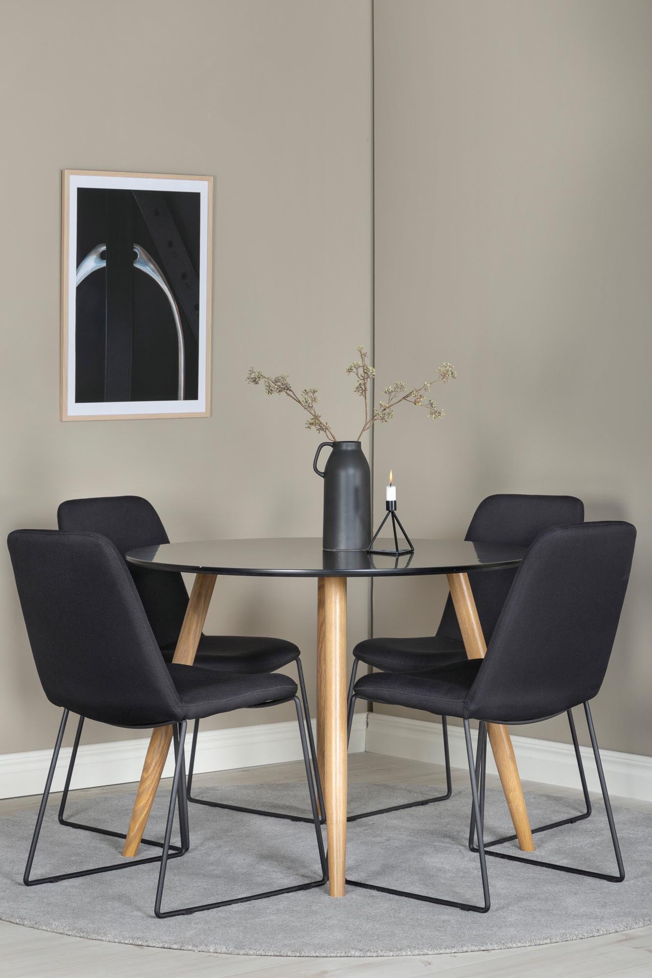 Elegantes Esszimmer Set Plaza mit stilvollen Muce-Stühlen von Venture.