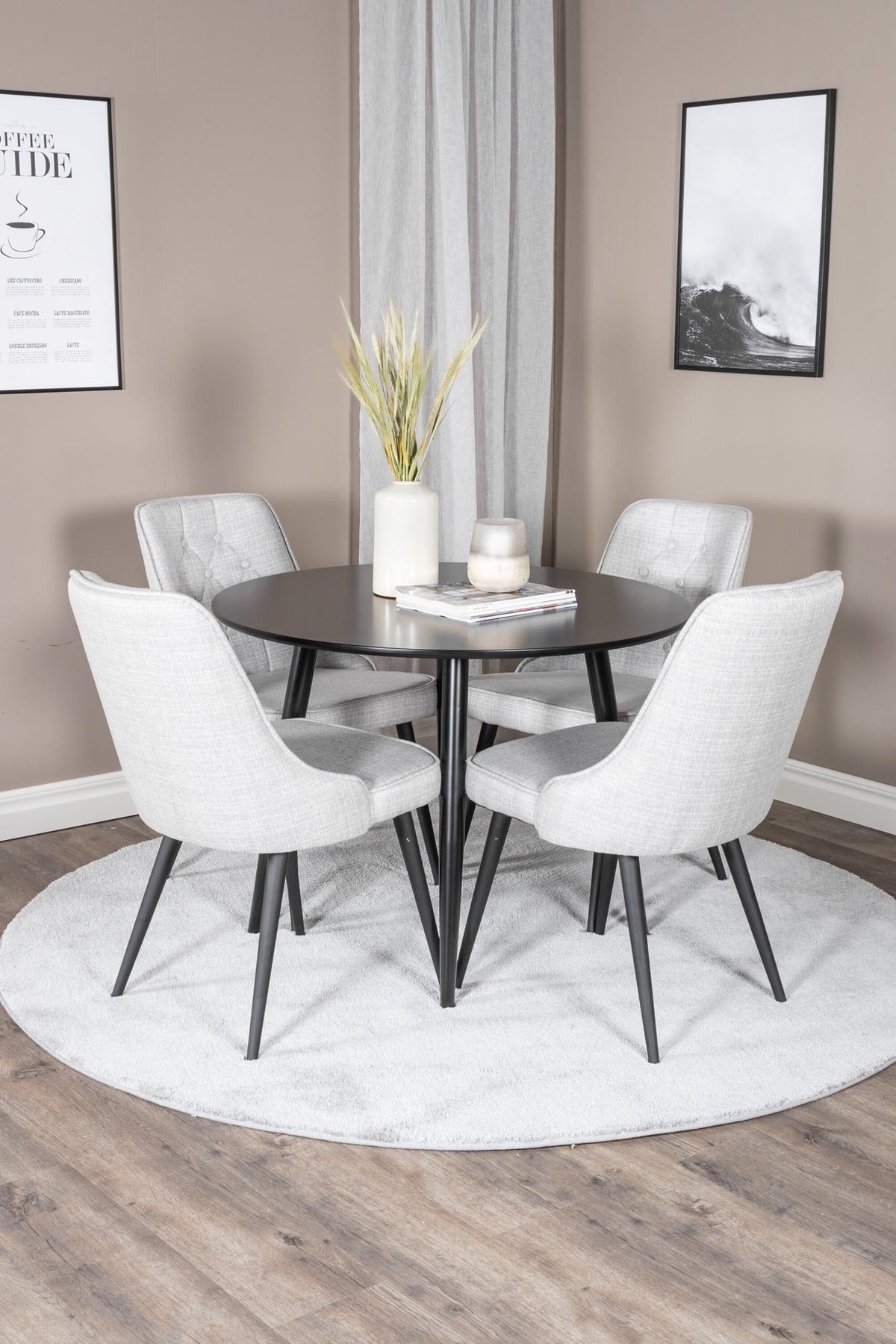 Esszimmer Set Plaza von Venture Home: Esstisch mit MDF-Platte und Stahlgestell in Grau schwarz, dazu vier gepolsterte Velvet Deluxe Stühle.