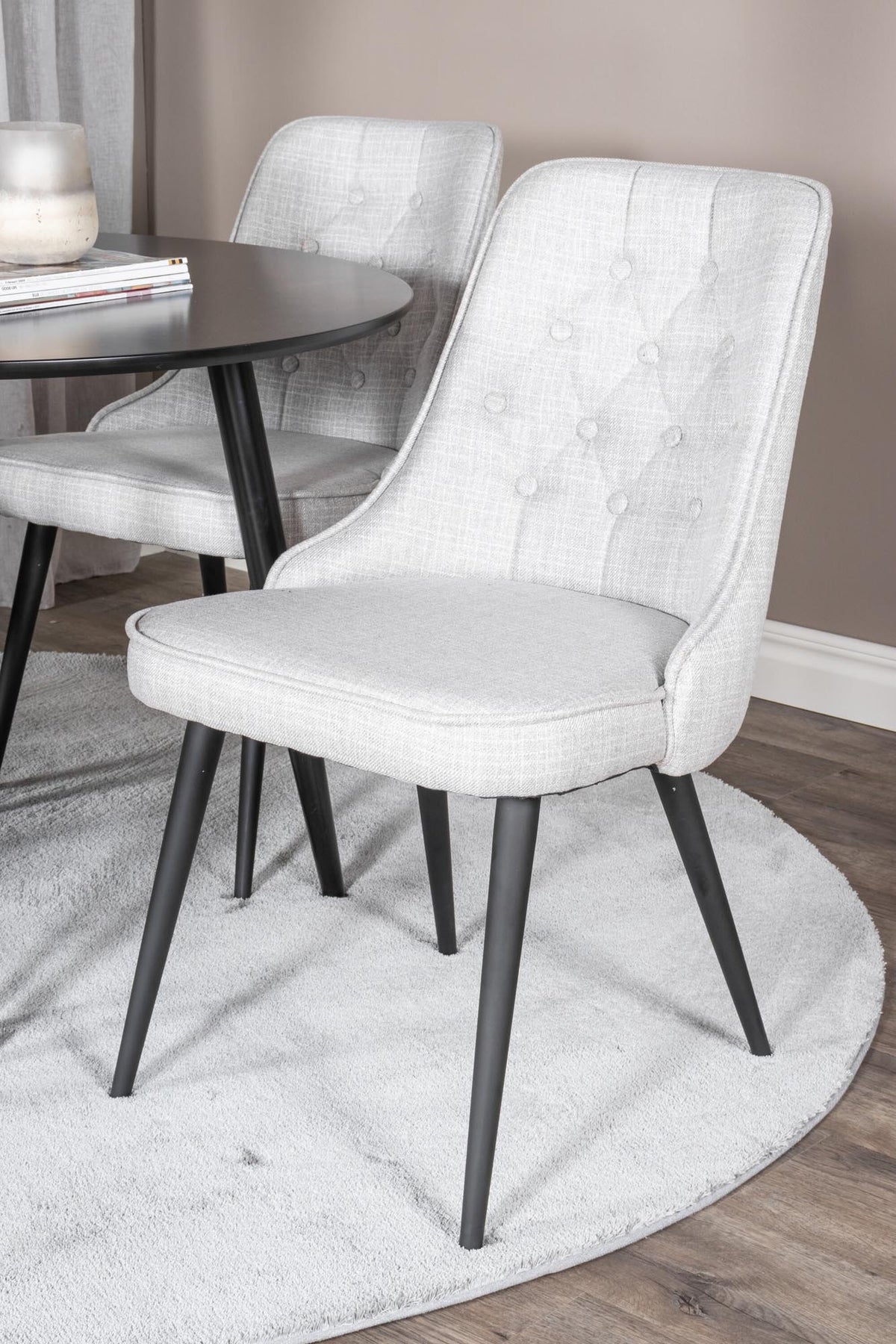 Esszimmer Set Plaza von Venture Home: Esstisch mit MDF-Platte und Stahlgestell in Grau schwarz, dazu vier gepolsterte Velvet Deluxe Stühle.