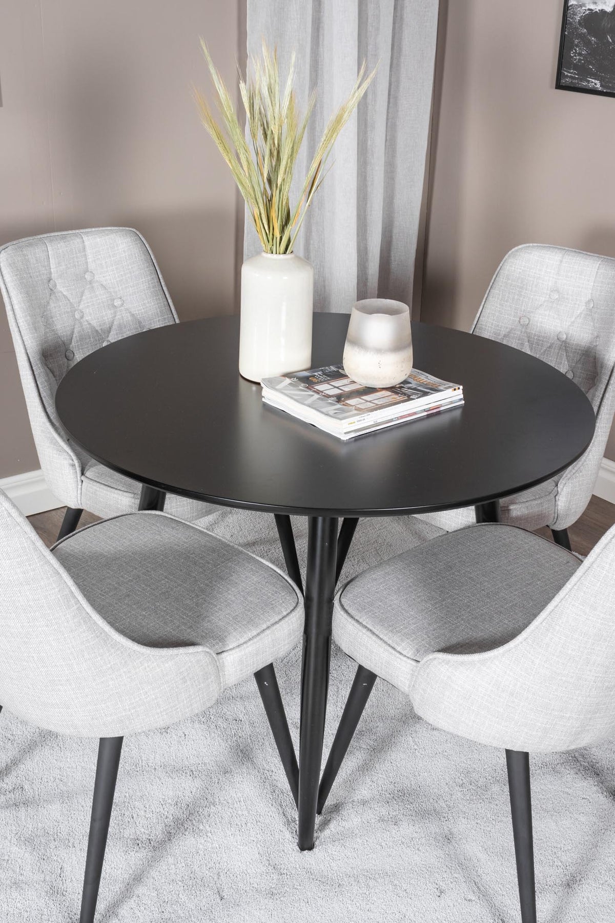 Esszimmer Set Plaza von Venture Home: Esstisch mit MDF-Platte und Stahlgestell in Grau schwarz, dazu vier gepolsterte Velvet Deluxe Stühle.