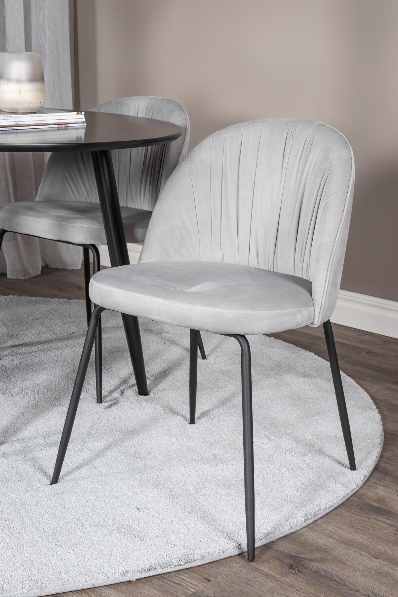 Esszimmer Set Plaza mit komfortablen Wrinkles-Stühlen von Venture Home.