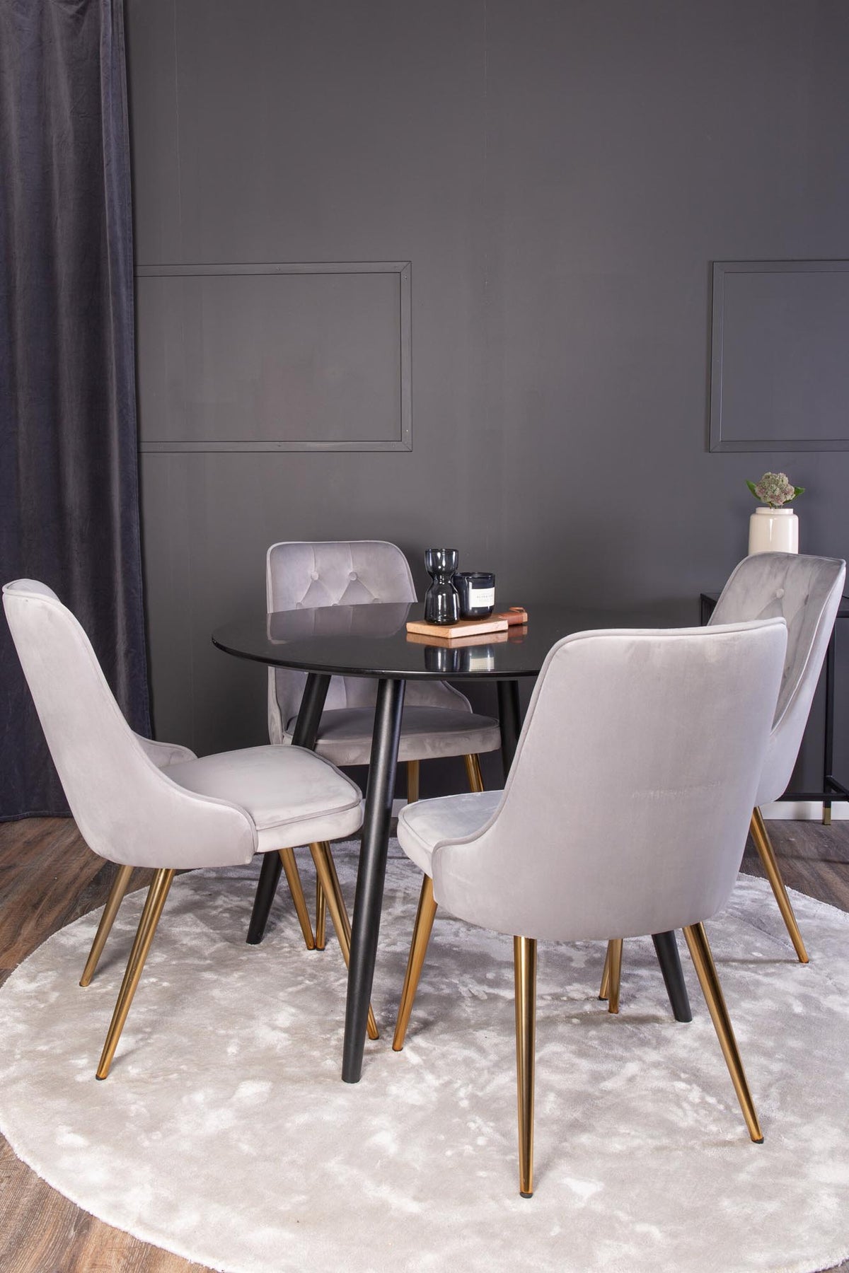 Esszimmer Set Plaza von Venture Home: Esstisch mit MDF-Platte und Stahlgestell in Grau schwarz, dazu vier gepolsterte Velvet Deluxe Stühle.