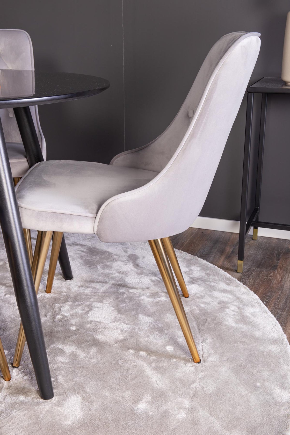 Esszimmer Set Plaza von Venture Home: Esstisch mit MDF-Platte und Stahlgestell in Grau schwarz, dazu vier gepolsterte Velvet Deluxe Stühle.