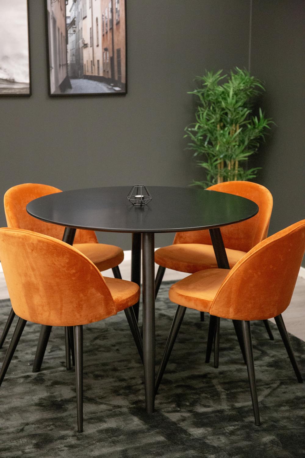 Esszimmer Set Plaza mit Stuhl Velvet von Venture Home: Esstisch aus MDF mit Stahlgestell in Schwarz, dazu vier gepolsterte Stühle.