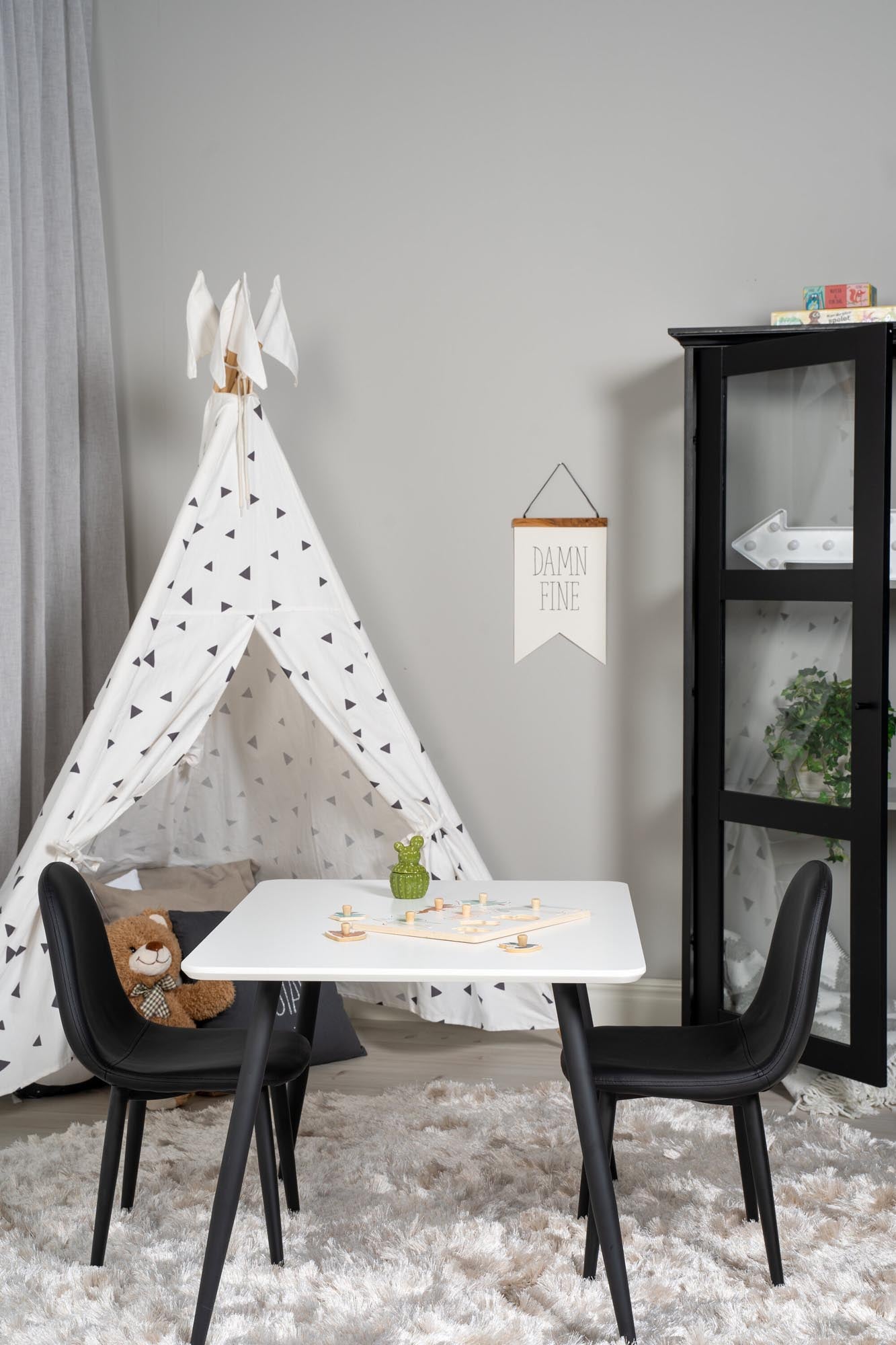 Esszimmer Set Polar mit Stuhl Polar in Weiss schwarz präsentiert im Onlineshop von KAQTU Design AG. Esszimmerset ist von Venture Home