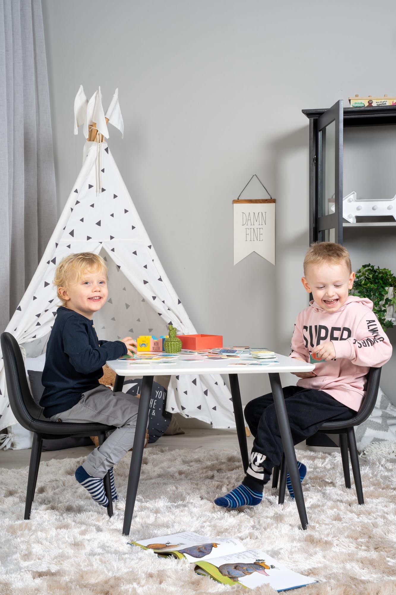 Esszimmer Set Polar mit Stuhl Polar in Weiss schwarz präsentiert im Onlineshop von KAQTU Design AG. Esszimmerset ist von Venture Home