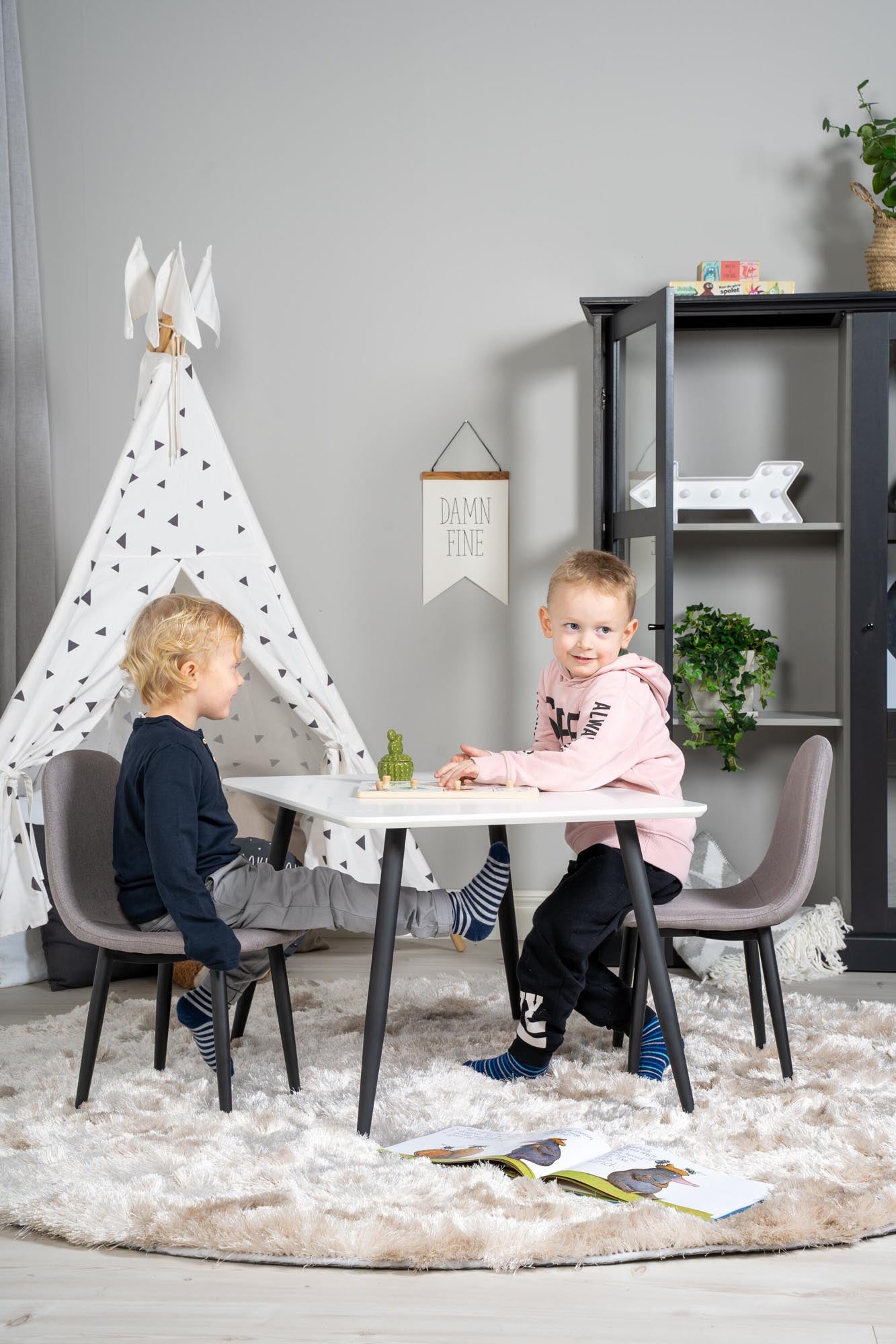 Esszimmer Set Polar mit Stuhl Polar in Weiss/Schwarz/Grau präsentiert im Onlineshop von KAQTU Design AG. Esszimmerset ist von Venture Home