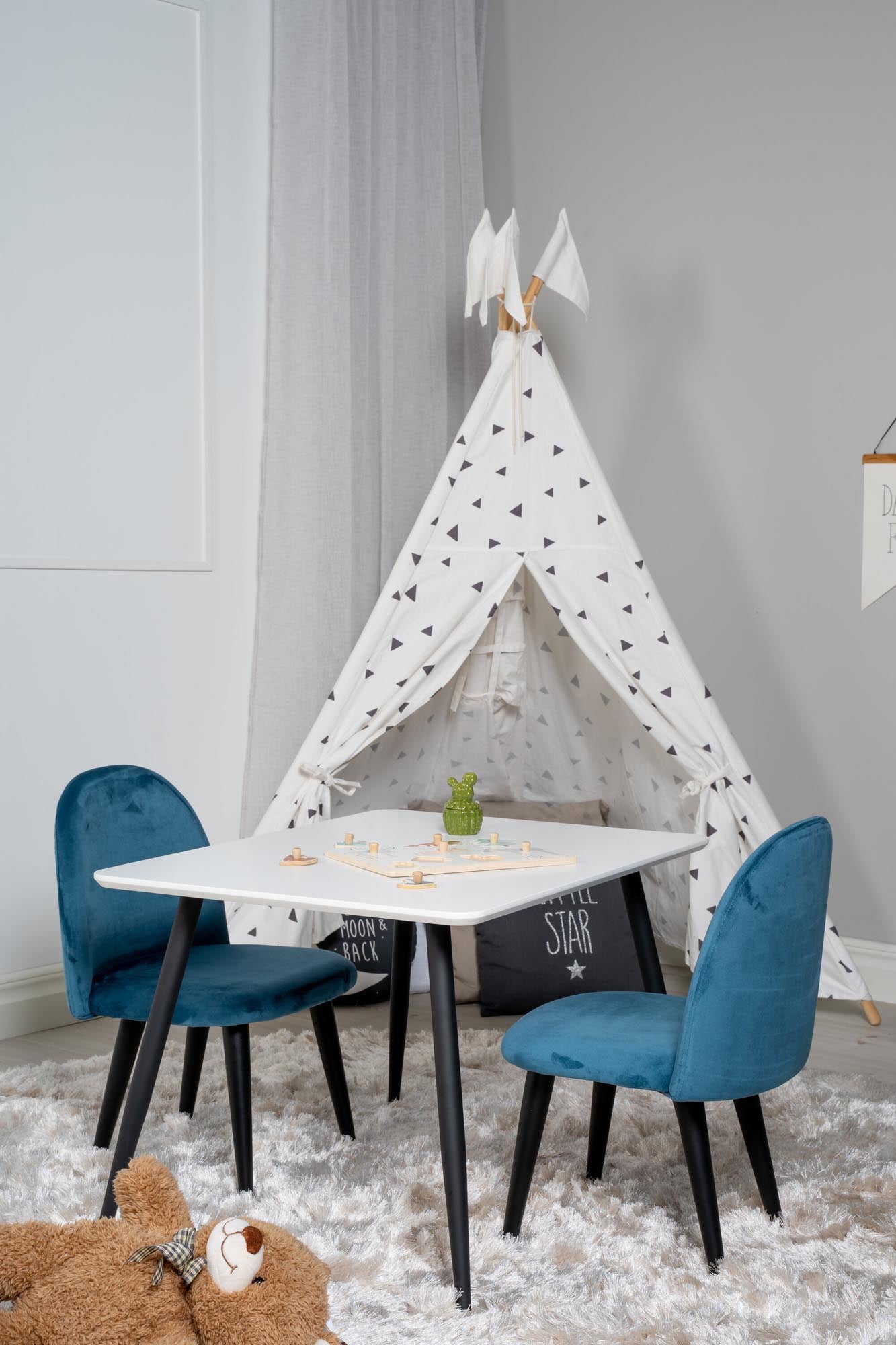 Modernes Esszimmer Set Polar mit stilvollen Velvet-Stühlen.