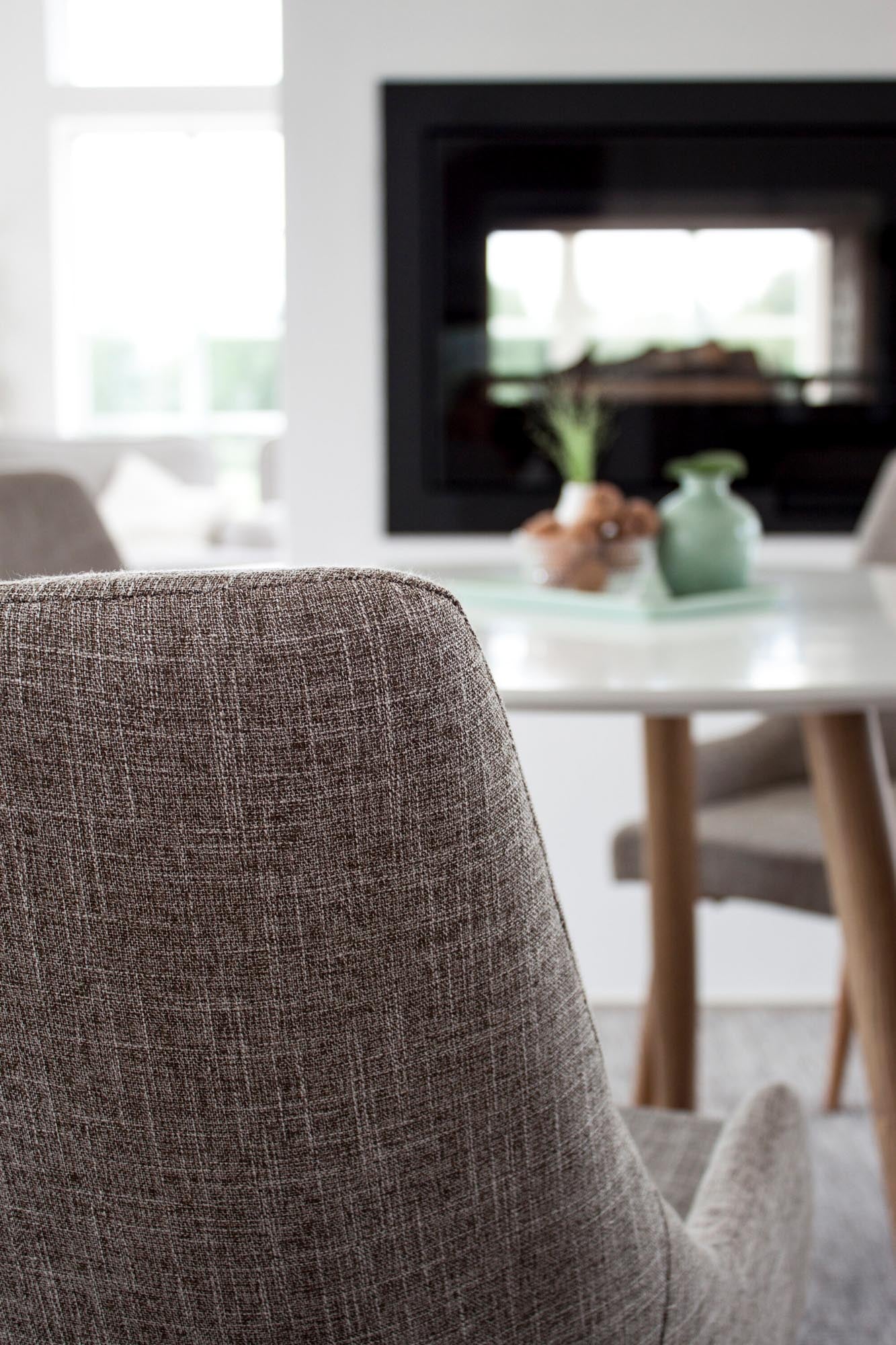 Modernes Esszimmer Set Polar mit Plaza Stühlen von Venture Home.