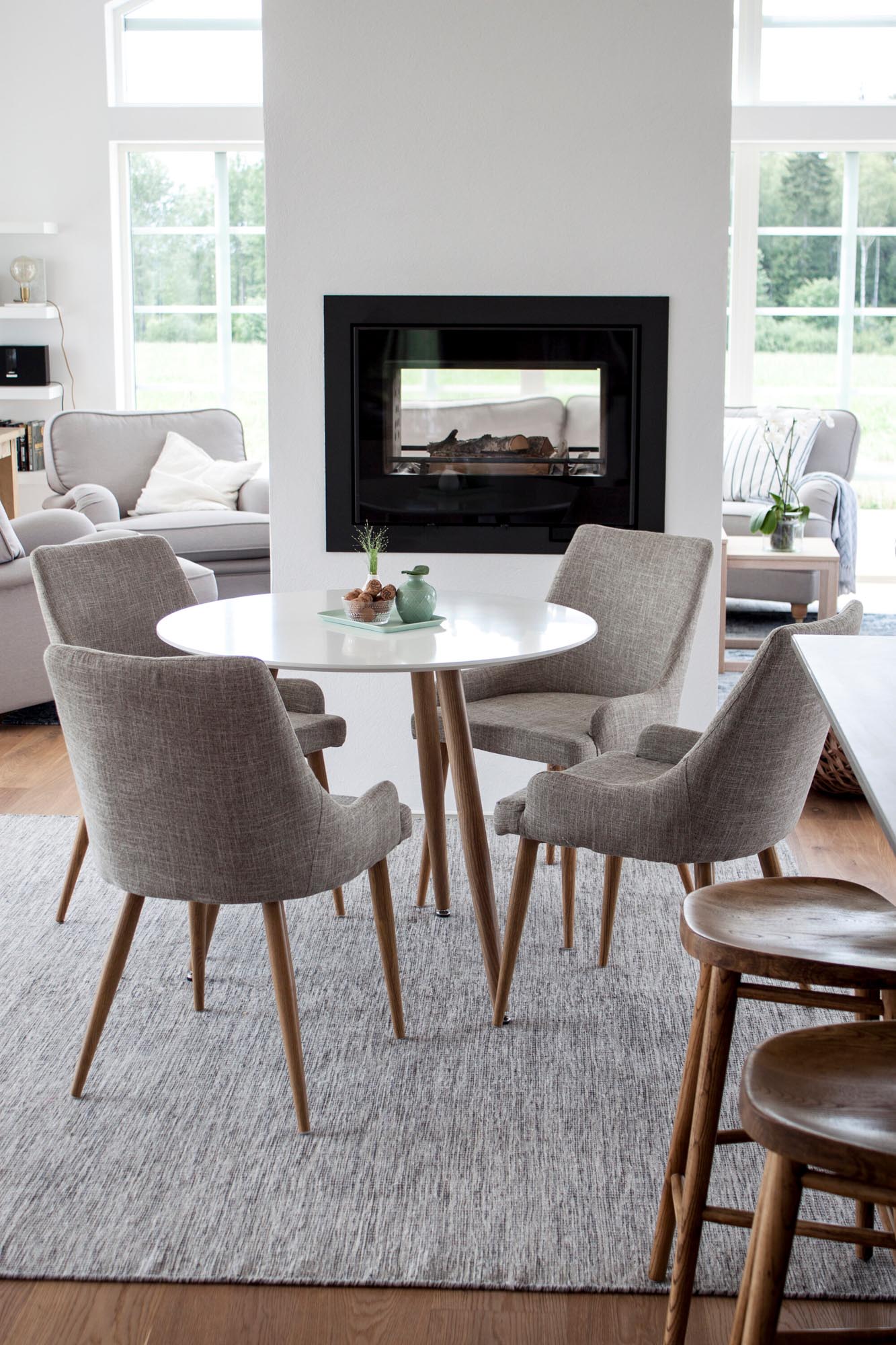 Stilvolles Esszimmer Set Polar mit Plaza Stühlen von Venture Home.