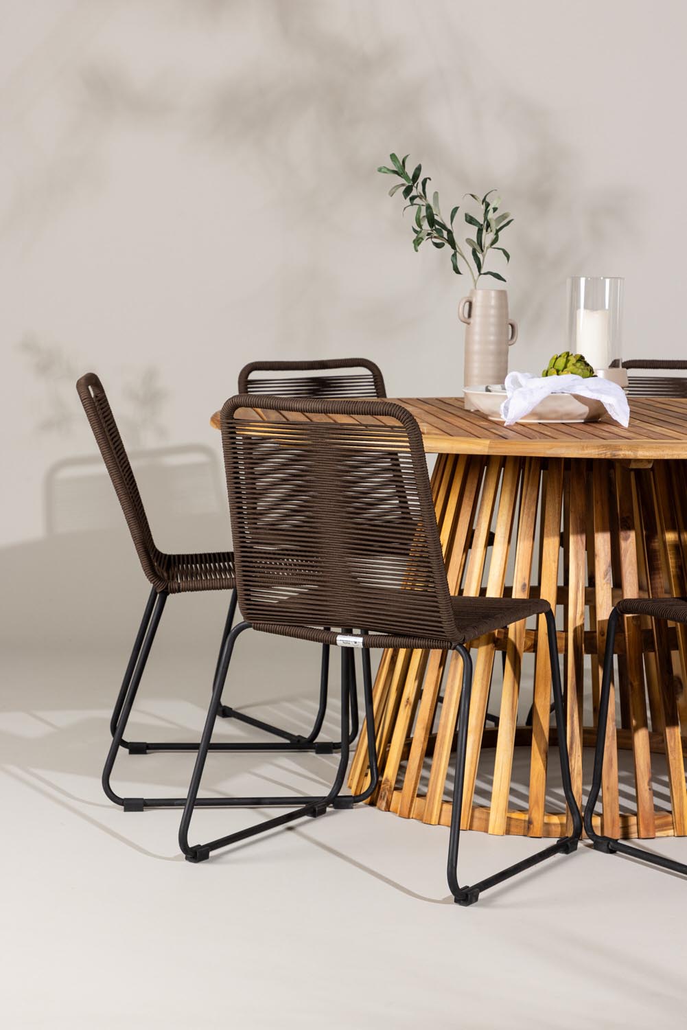 Tucumán Gartentisch Set rund + 6 x Lindos in Natur/Schwarz/Braun präsentiert im Onlineshop von KAQTU Design AG. Gartentischset ist von Venture Home