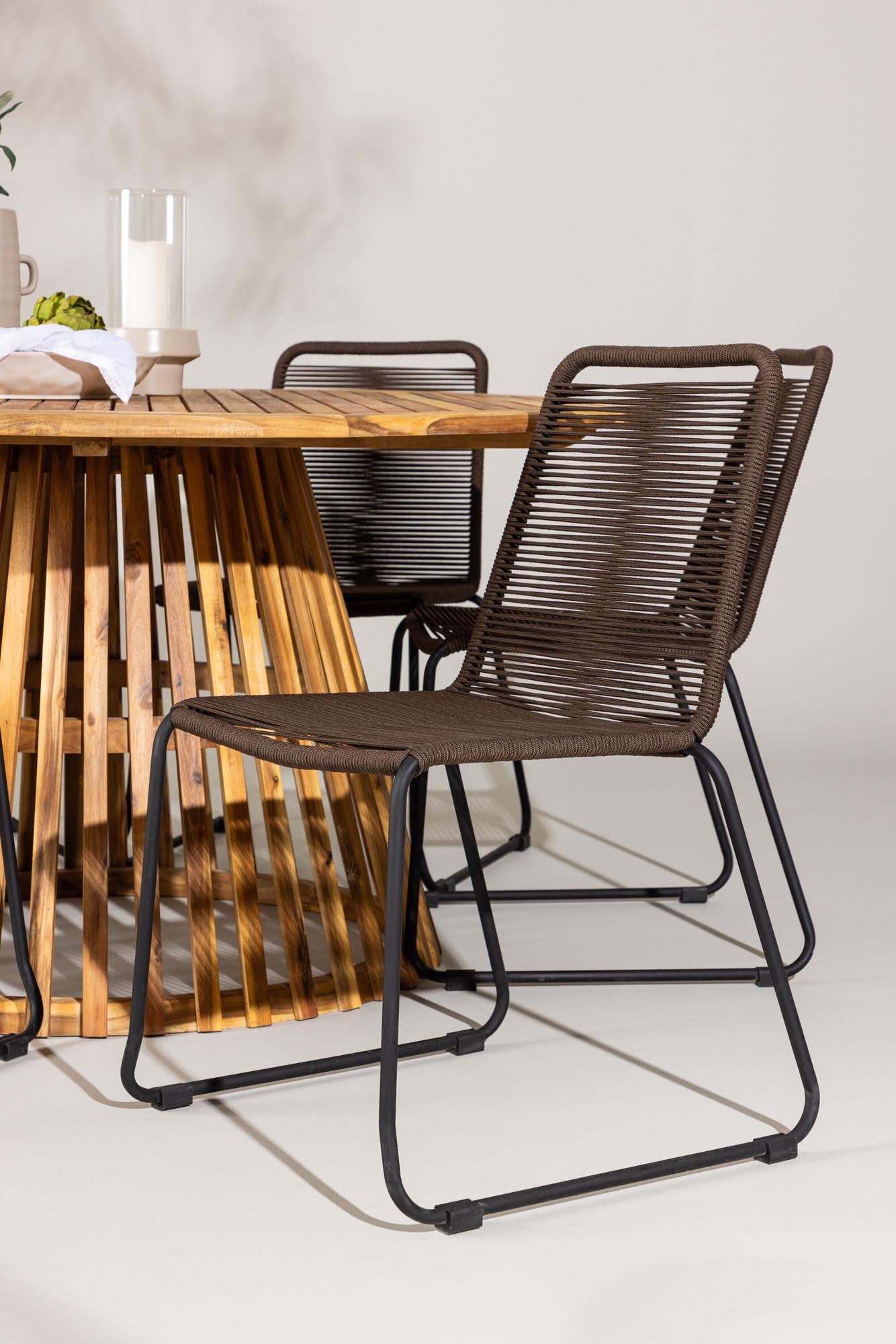 Elegantes Tucumán Esszimmer Set: Runder Tisch mit 6 Lindos-Stühlen.