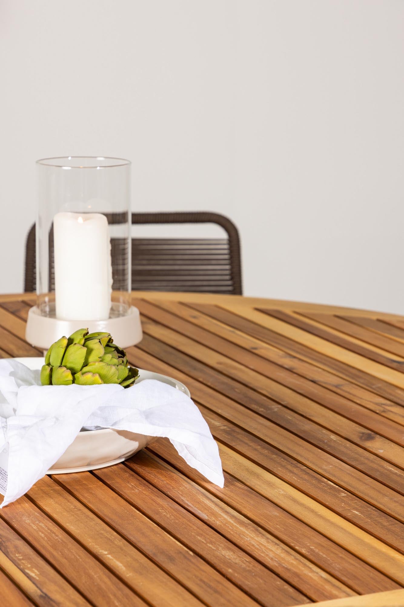 Stilvolles Tucumán Set: Runder Tisch mit 6 Lindos-Stühlen.