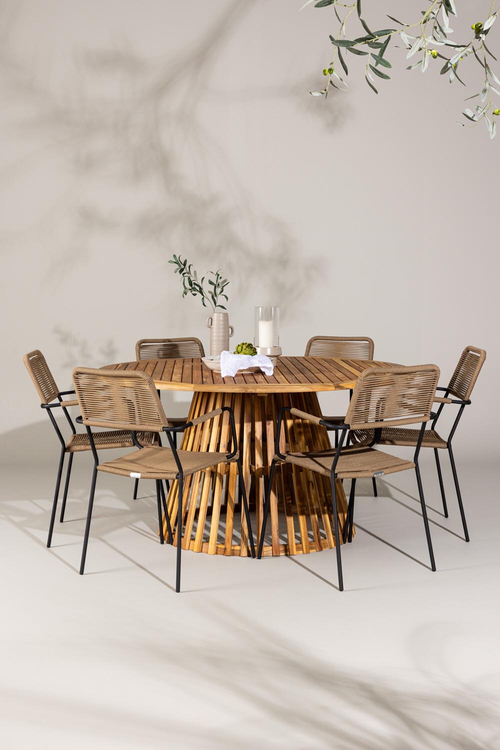 Tucumán Gartentisch Set rund + 6 x Lindos in Natur/Schwarz/Latte präsentiert im Onlineshop von KAQTU Design AG. Gartentischset ist von Venture Home