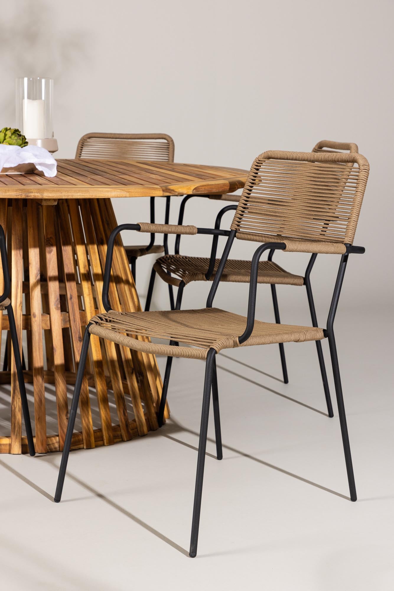 Stilvolles Tucumán Set: Runder Tisch mit 6 Lindos-Stühlen.